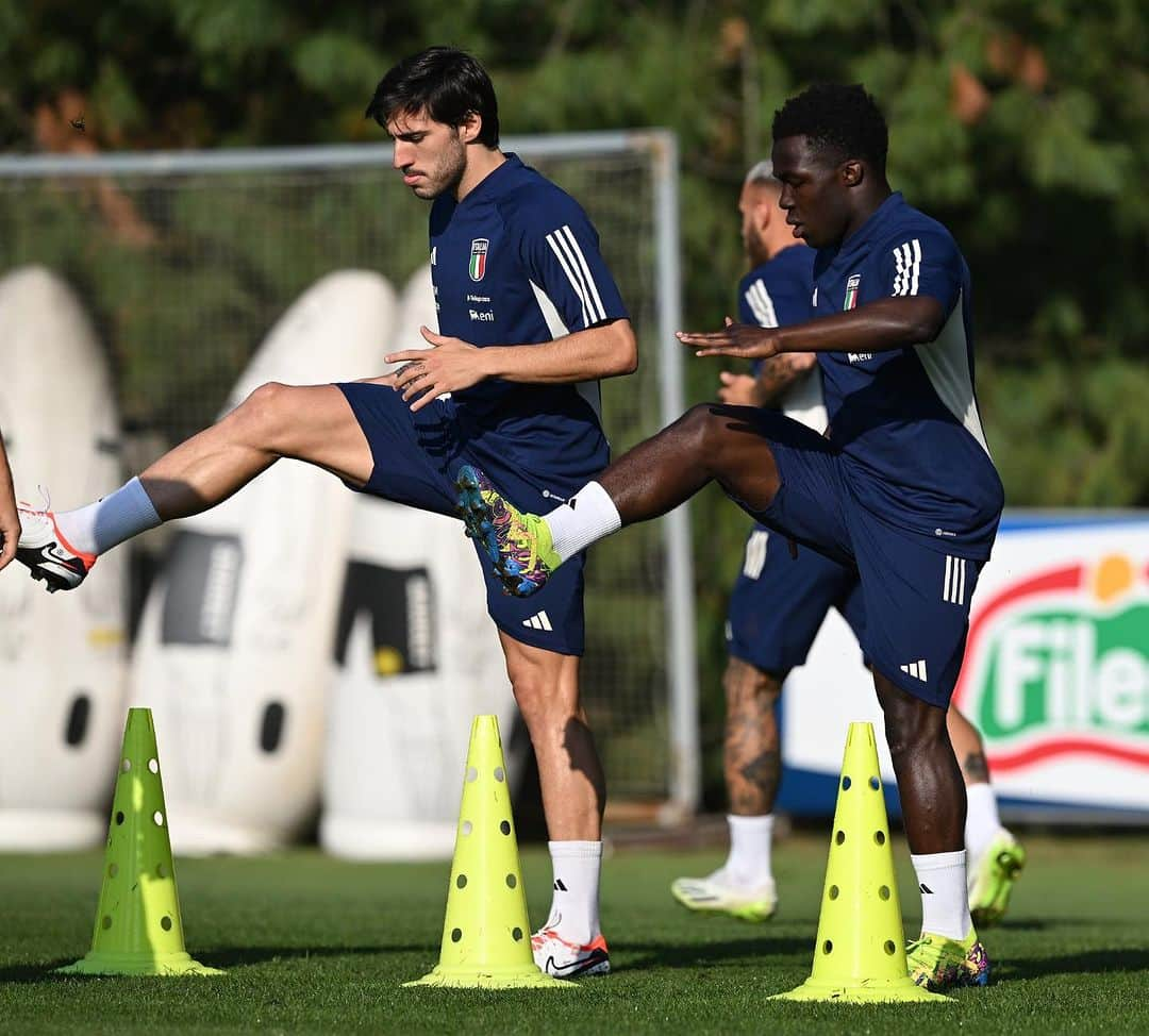 サッカーイタリア代表のインスタグラム：「⏳ #ItaliaUcraina  📌 Domani ore 20.45 🏟️ “G. Meazza”, #Milano 📺 #Rai1  #Nazionale 🇮🇹 #Azzurri #VivoAzzurro #EURO2024」