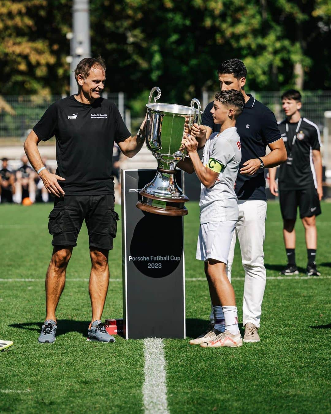 サミ・ケディラさんのインスタグラム写真 - (サミ・ケディラInstagram)「Am Wochenende fand die dritte Auflage des #PorscheFußballCup statt. Diese Tage haben wieder gezeigt, wie wichtig die gezielte Förderung im Jugendsport ist. Wir haben sehr viel Leidenschaft, Wille, eine hohe fußballerische Qualität und gleichzeitig eine Menge Spaß gesehen. Ich freue mich sehr, @porsche im Rahmen der Porsche Jugendförderung unterstützen zu dürfen. 🙏🏼  #PorscheJugendförderung #TurbofürTalente @porsche_newsroom」9月12日 1時35分 - sami_khedira6