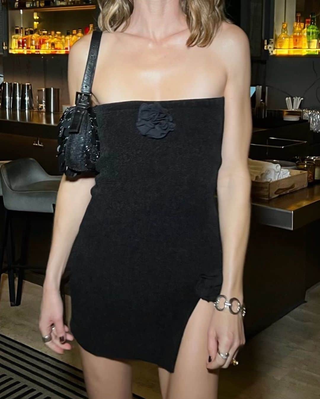 ホイットニー・ポートのインスタグラム：「lbd for my @therealdba family cocktail hour. I wouldn't be here without them. @vanessaflay 🤎🤎 #nyfw」
