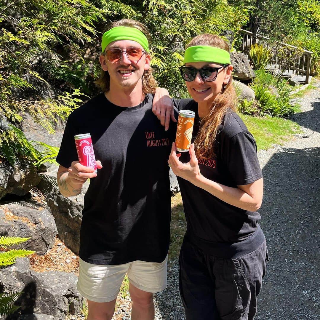 サラ・ウェイン・キャリーズのインスタグラム：「meet my cousin Olly - founder of @thesedaysdrinks spritzes 🥂 delish & low alcohol & available in the UK (he’s 🇬🇧) 🍸 you can meet him (he’s very funny) at his brick-and-mortar in Bermondsey in London. tell him i sent you 😘  . p.s. we were at a family reunion and this was Family Olympics day which is why we look like this.  . p.p.s. the Green Team won.  just saying 😸👻😜」