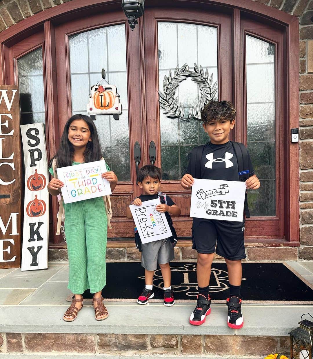 ニコール・ ポリッツィのインスタグラム：「CRYING. I love you babies so much! Have the best school year 😩😩😩😩😩😩😩😩😩」
