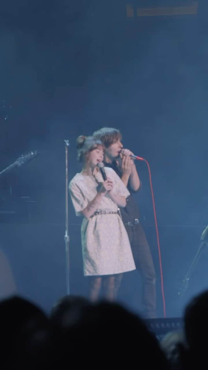 フェニックスのインスタグラム：「Merci @clairo for joining us on stage to play at NYC’s finest: MSG!!!!  🎥@fritzbacon」