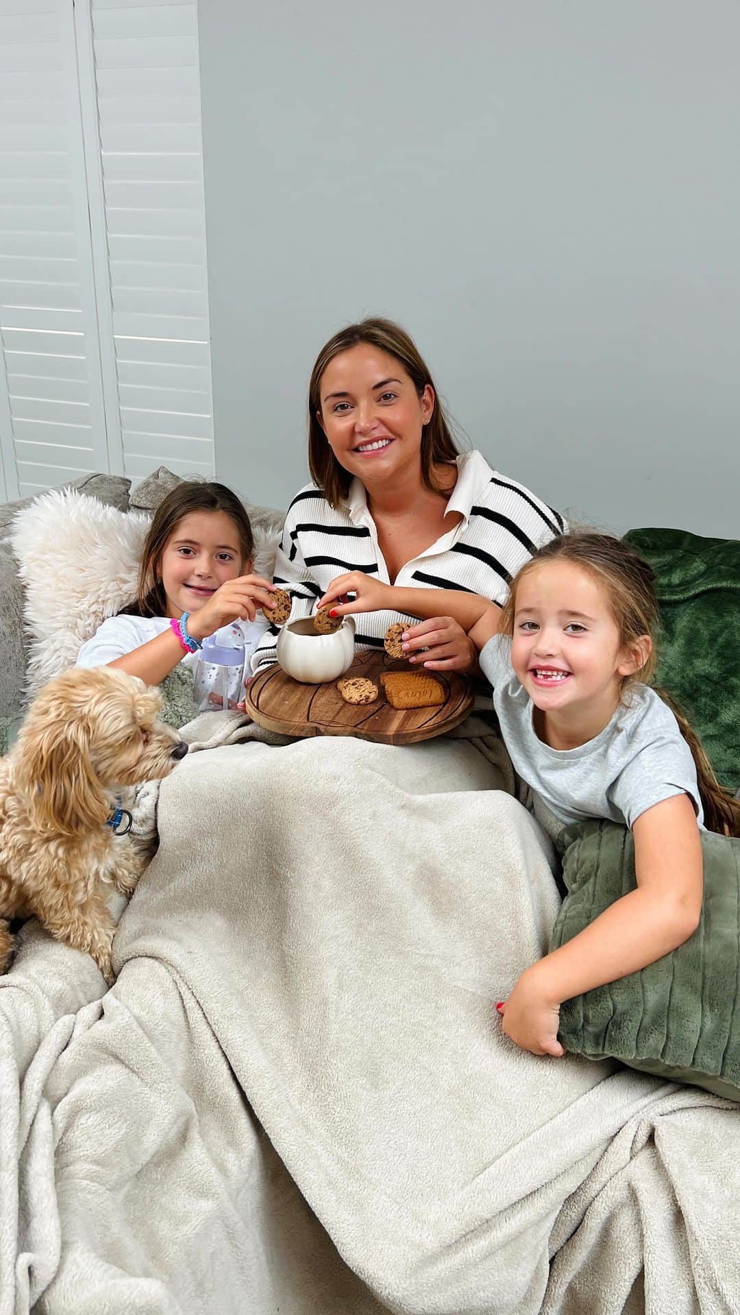 のインスタグラム：「AD | Cosy autumn home styling🍂🍄 | B&M’s new autumn collection is in stores now and I’m absolutely obsessed!   Summer is officially coming to an end, with the kids going back to school and the weather cooling down. Join me and the girls for the cosiest night in watching movies with our favourite snacks. We’re ready to welcome in those chilly nights snuggled up together, and with @bm_stores we can do it for less!    Products featured: Pumpkin serving board £5 3 Section serving bowls - £6  Harvest Pillar Candle £4 Harvest Dinner Candle - £1.50 Harvest Pinecone Candle - £1.50 Ceramic pumpkin Candle - £5 Simply Boucle Cushion Cream - £8 each or 2 for £12 Simply Kids Teddy Throw Sage - £5 Glass Bubble Candle - £4 Simply Supersoft Throws Dark Green - £5  Hanging wall frame with pressed pampas - £3 each Arctic Faux Fur Cushion Dark Green - £8 each or 2 for £12 XXL Family Throw in Stone - £18 Antarctica Faux Fur Cushion Cream - £12 Pumpkin Mug - £3.50 Kids Animal Shaped Plate – Unicorn - £2.50 Kids Animal Shaped Plate – Rabbit - £2.50 Kids Large Platter – Unicorn - £5 Kids Large Platter – Rainbow - £5 Simply Kids Animal Bottle – Unicorn - £3 Lara Double Duvet Set – Blush - £20   Happy snuggling! 🍂🍿」