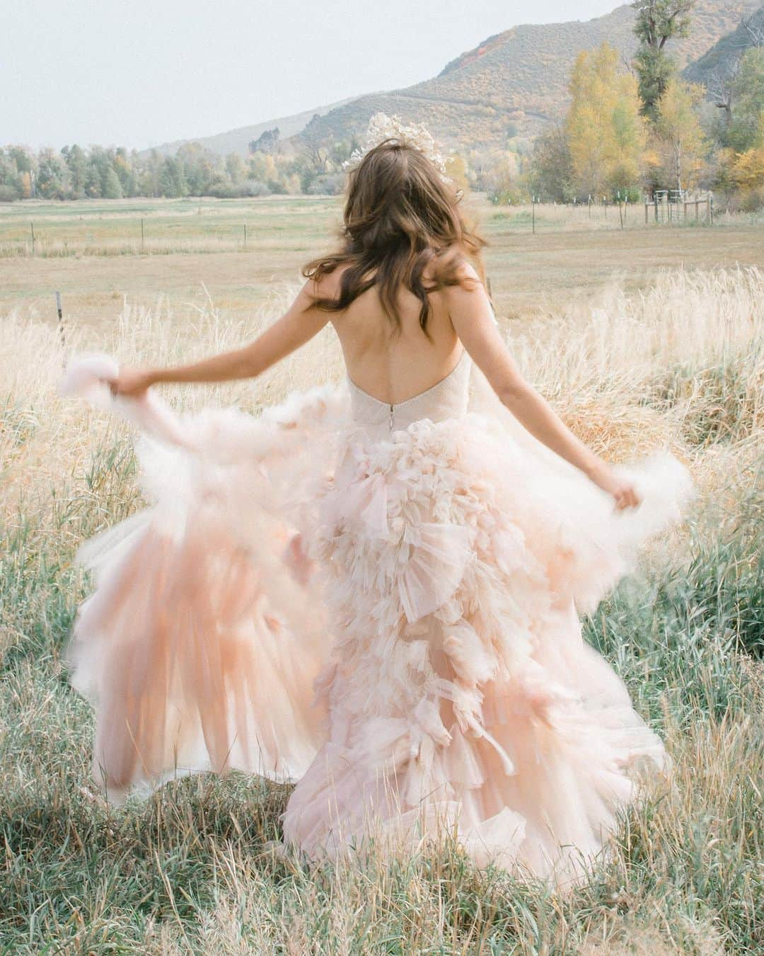 Marchesaのインスタグラム：「Evoke your wild spirit in Marchesa. #Marchesa #FW20Marchesa   Photography: @paigekowalphoto  Model: @paityn_chynoweth Host: @laurenfair Planning: @eastmadeco Dress: @marchesabridal Headpiece: @erinrhyne Venue: @4uranchevents」