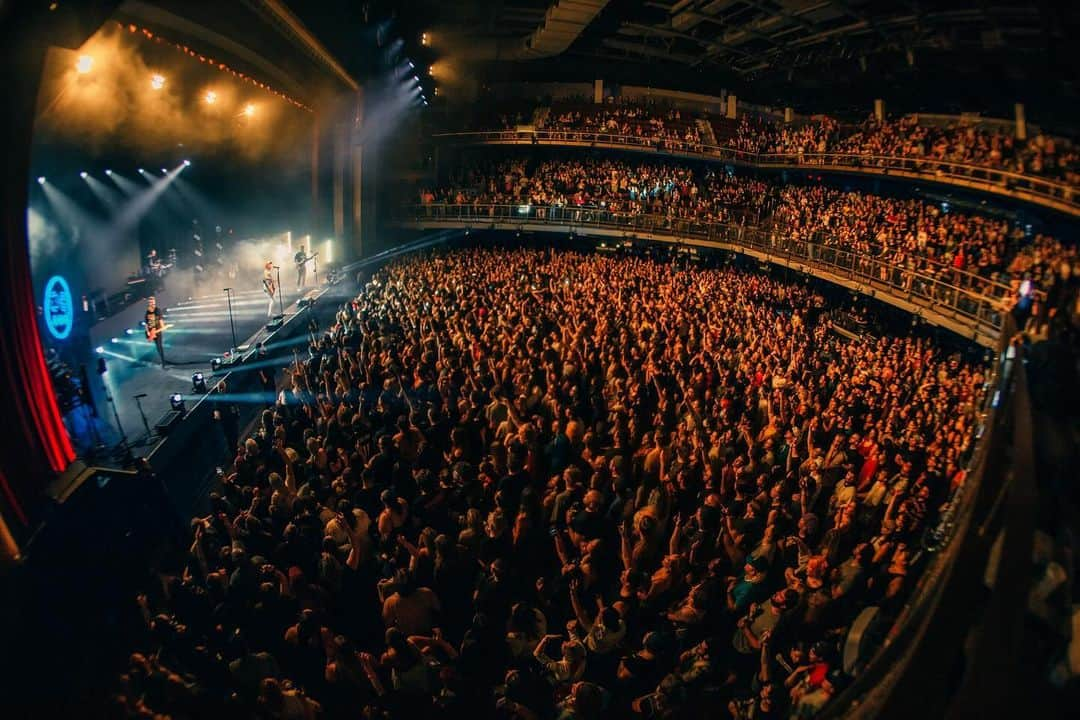 リアン・ドーソンさんのインスタグラム写真 - (リアン・ドーソンInstagram)「OKAY WE’RE ROLLING NOW. First show rescheduled due to wet+electricity, Boston welcomed us with open arms. Hell of a show, hell of a venue. Sound of Letting Go tour coming to a city near you GET THERE. Love you all. @salmabustos u crazy behind the lens.」9月12日 1時53分 - riandawson