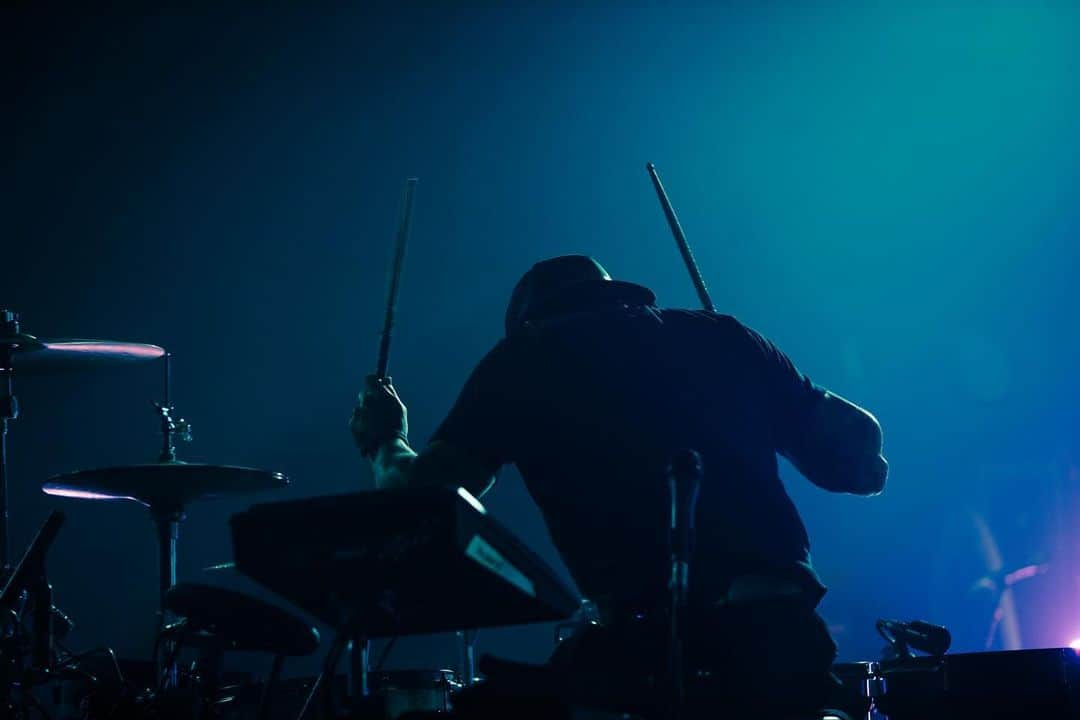 リアン・ドーソンさんのインスタグラム写真 - (リアン・ドーソンInstagram)「OKAY WE’RE ROLLING NOW. First show rescheduled due to wet+electricity, Boston welcomed us with open arms. Hell of a show, hell of a venue. Sound of Letting Go tour coming to a city near you GET THERE. Love you all. @salmabustos u crazy behind the lens.」9月12日 1時53分 - riandawson