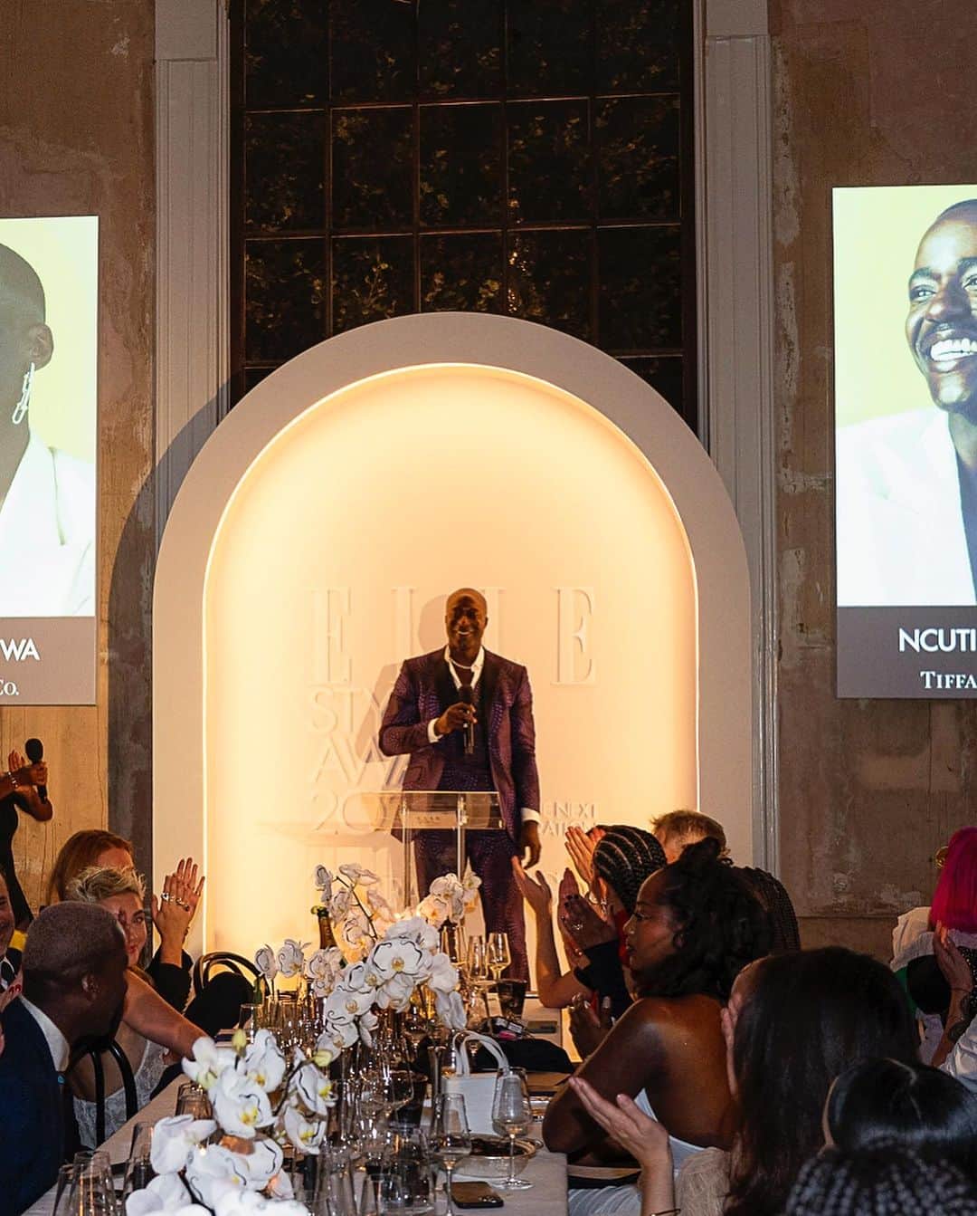 オズワルドボーテングさんのインスタグラム写真 - (オズワルドボーテングInstagram)「A pleasure to present the Modern Pioneer Award to the beautiful spirit @ncutigatwa at the Elle Style Awards. Congratulations, brother 🖤」9月12日 1時54分 - ozwald_boateng