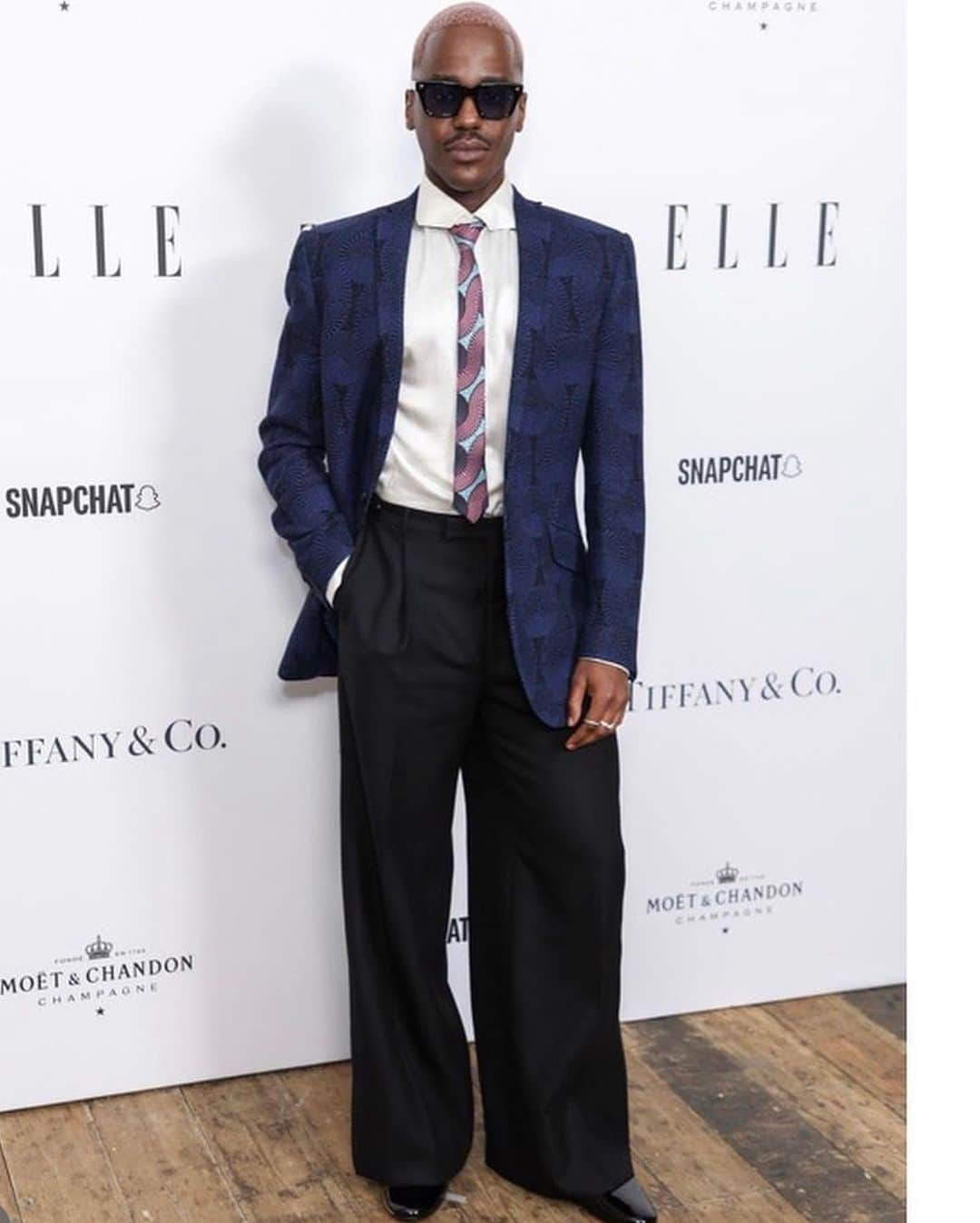 オズワルドボーテングさんのインスタグラム写真 - (オズワルドボーテングInstagram)「A pleasure to present the Modern Pioneer Award to the beautiful spirit @ncutigatwa at the Elle Style Awards. Congratulations, brother 🖤」9月12日 1時54分 - ozwald_boateng