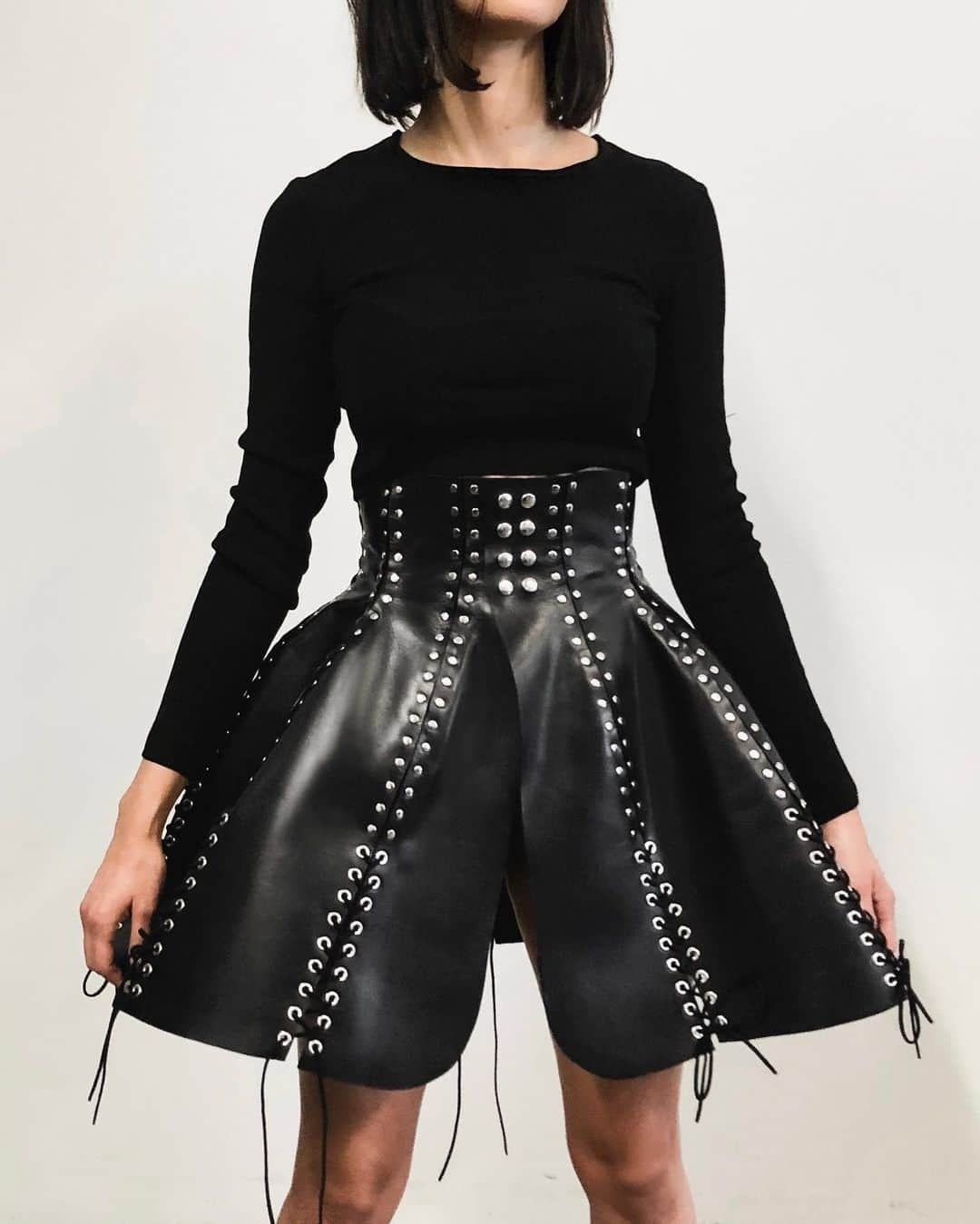 ZANA BAYNEのインスタグラム：「The Bustle Skirt in Black Leather 🌹」