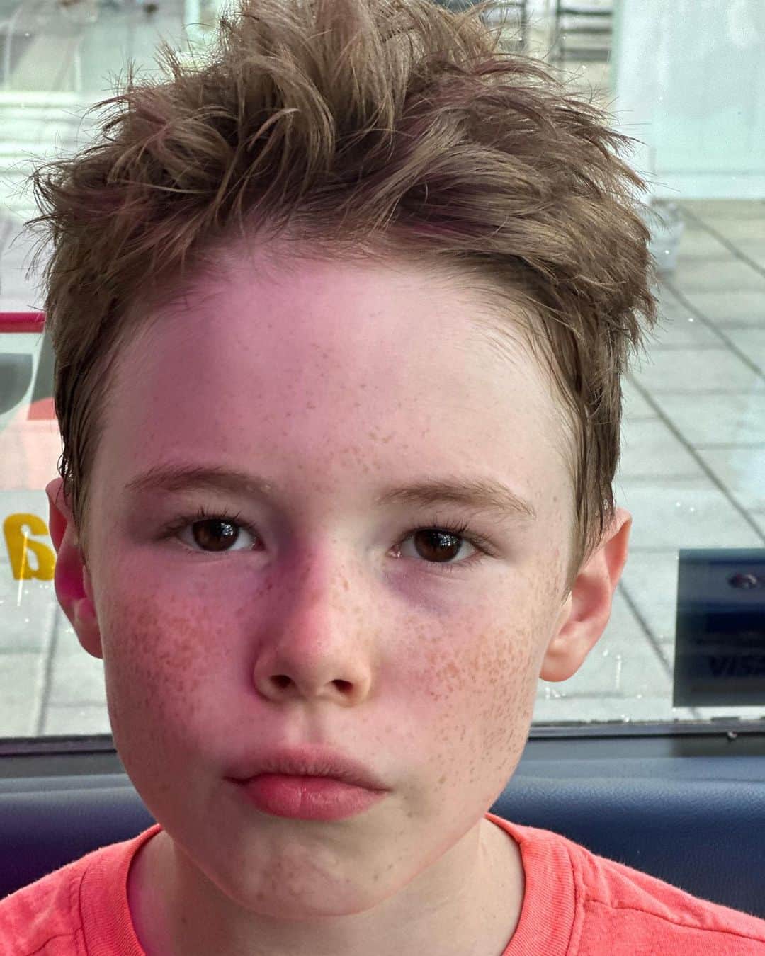 アンナ・シルクのインスタグラム：「When did this boy become a young man?? #sam #boymom」