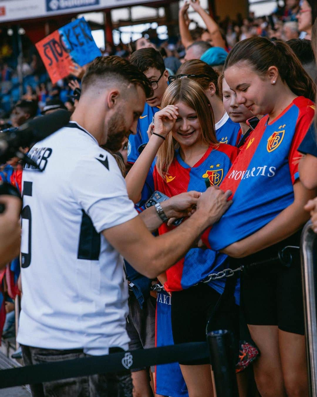 シルヴァン・ヴィドマーのインスタグラム：「Honored to be present for @vstocker89’s farewell game. It was a pleasure to be your teammate and I wish you best of luck with your future endeavors! 👏🏻」