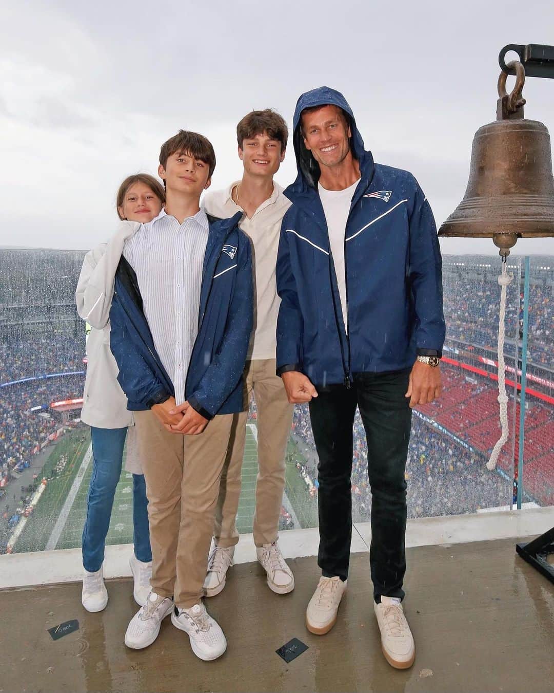 トム・ブレイディのインスタグラム：「I’ve talked a lot about how lucky I feel to have spent my life surrounded by such incredible people. Yesterday was just another reminder of that. Coming back to New England to celebrate what WE accomplished was so special, and it’s a day that I’ll never forget. Being able to spend time with teammates, family, friends, coaches, and most importantly all the fans of Patriot nation is something that I’ll never take for granted.   We won a whole lot of games up here… and believe it or not we had a whole lot of fun doing it. I’m so lucky to have been a New England Patriot. Foxboro Forever.」