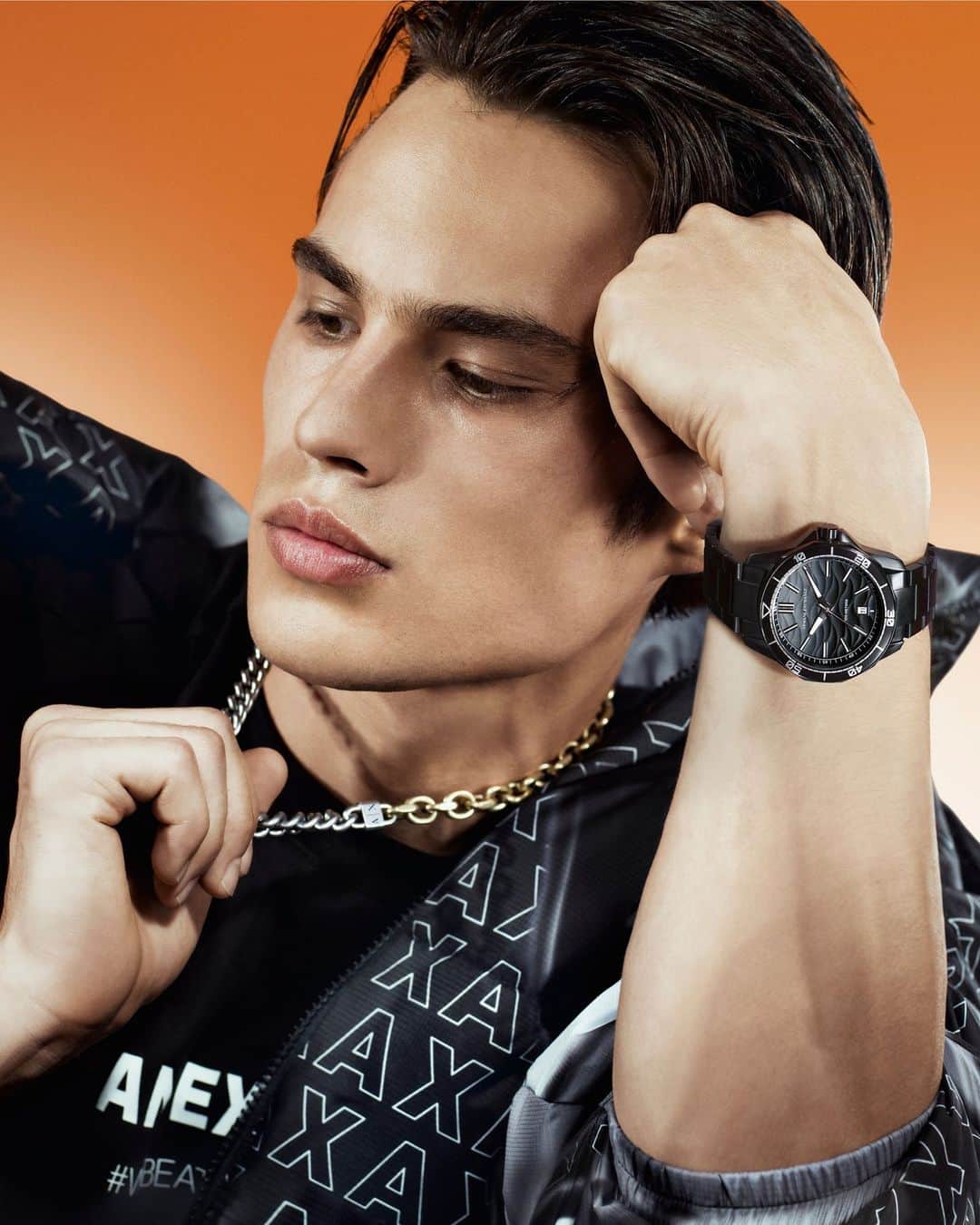 ジョルジオアルマーニのインスタグラム：「On time with #AXtime #AXfw23⁣ ⁣ Photo @thuethuethuethuethuethue⁣ Styling @marcgoehring⁣ Hair Styling @soichiinagaki⁣ Make Up @patrickglatthaar⁣ Model @louis.baines」