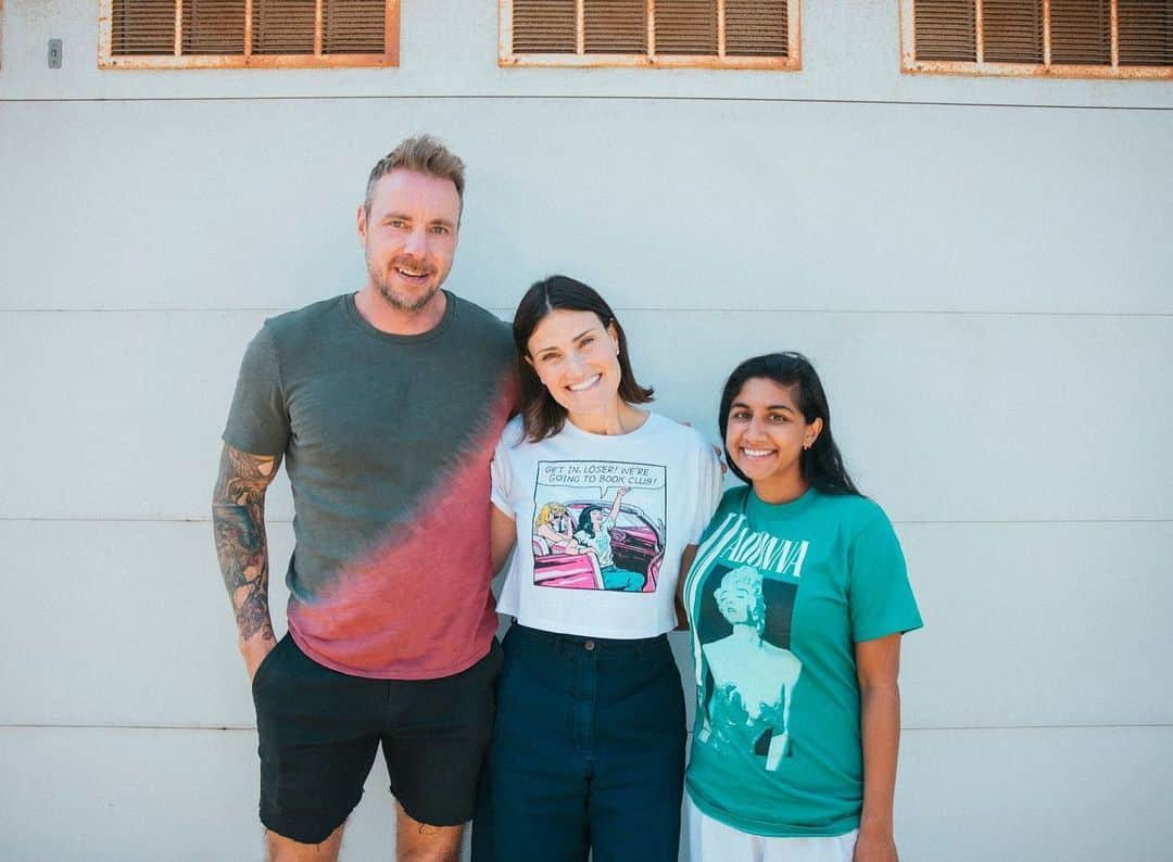 ダックス・シェパードのインスタグラム：「Surprise appetizer of “Royal Sisters” before the main course of Idina Menzel @idinamenzel . This was so fun and heart expanding 💙♥️💙🍒 @armchairexppod @spotify」