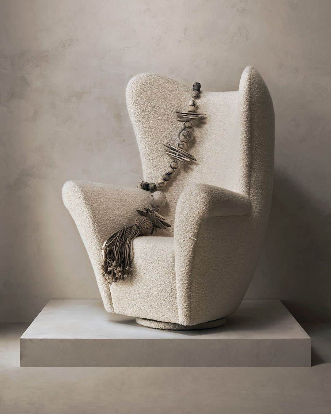 Banana Republic さんのインスタグラム写真 - (Banana Republic Instagram)「Embrace sculptural silhouettes in your home with our new accent chairs, offered in a variety of luxurious fabrications and styles. Link in bio to shop #BRHome.」9月12日 2時10分 - bananarepublic