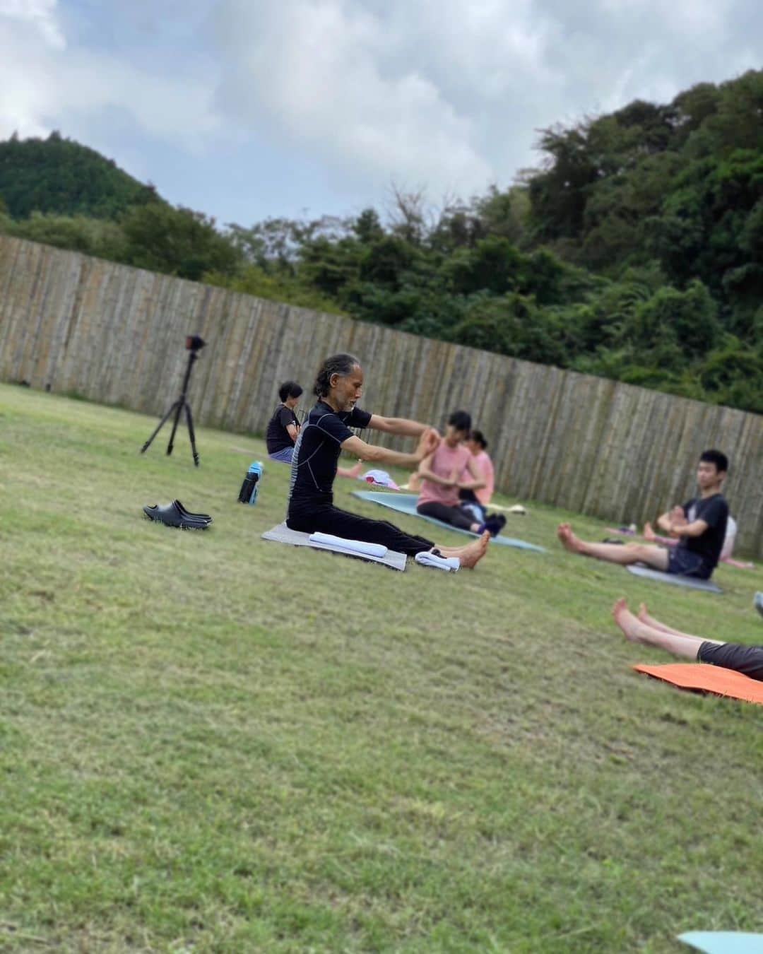 片岡鶴太郎さんのインスタグラム写真 - (片岡鶴太郎Instagram)「都心から離れ、周囲は森林とダムに囲まれ、鳥の囀り、森の音を聞きながらのヨガ、トークイベントを開催致しました🧘 限られたお客様とゆっくり、じっくりと対話しながらリラックス😌 心身が潤う素敵な一日を皆様と御一緒させて頂きました。 御参加下さいました皆様方、有難う御座いました😊  #片岡鶴太郎#俳優#画家#ヨーギー#ヨガ#つるちゃん#オシャレ#古着#太田プロ#芸人#ぴよこちゃん#おでん芸#ものまね#ボクシング#ちょっちゅね#pm11時起き#ヨガ#自然#素敵な空間」9月12日 13時03分 - tsurutaro_kataoka_official