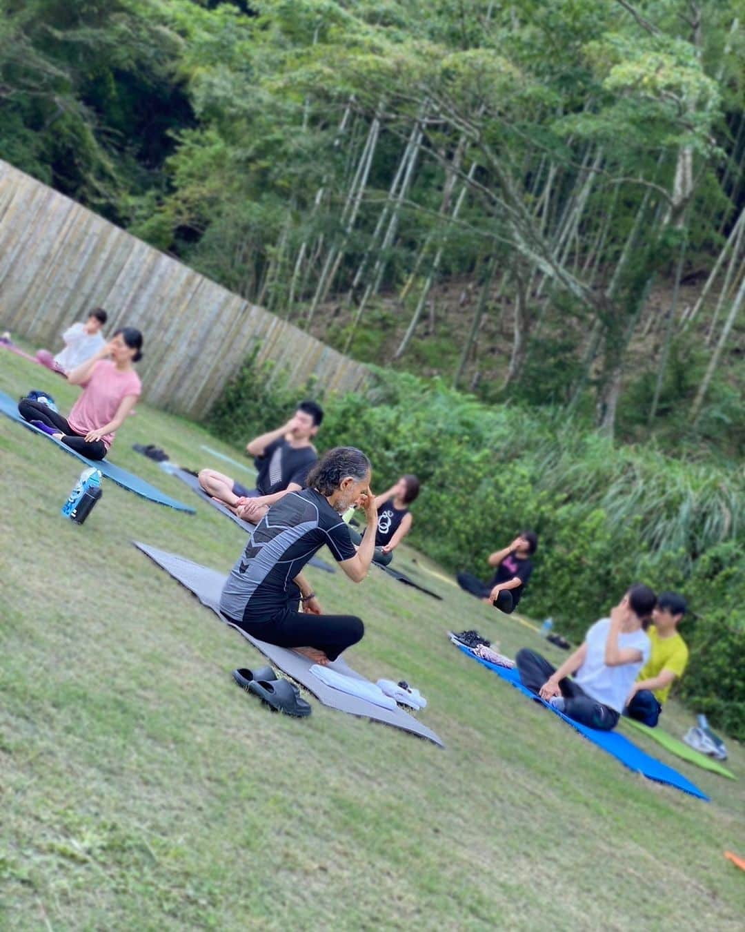 片岡鶴太郎さんのインスタグラム写真 - (片岡鶴太郎Instagram)「都心から離れ、周囲は森林とダムに囲まれ、鳥の囀り、森の音を聞きながらのヨガ、トークイベントを開催致しました🧘 限られたお客様とゆっくり、じっくりと対話しながらリラックス😌 心身が潤う素敵な一日を皆様と御一緒させて頂きました。 御参加下さいました皆様方、有難う御座いました😊  #片岡鶴太郎#俳優#画家#ヨーギー#ヨガ#つるちゃん#オシャレ#古着#太田プロ#芸人#ぴよこちゃん#おでん芸#ものまね#ボクシング#ちょっちゅね#pm11時起き#ヨガ#自然#素敵な空間」9月12日 13時03分 - tsurutaro_kataoka_official