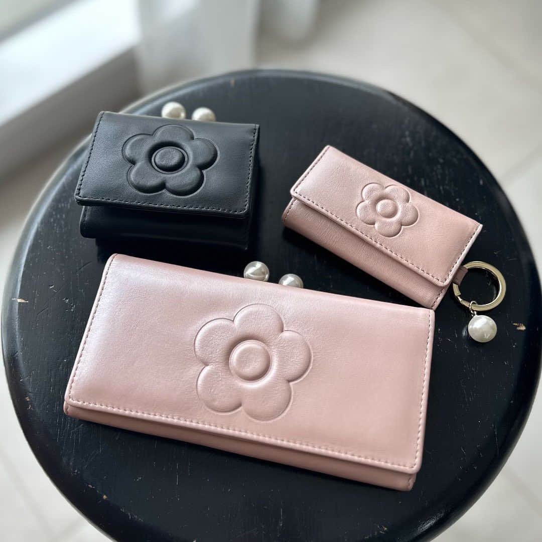MARY QUANT officialのインスタグラム：「- #エンボスデイジーパールパース #エンボスデイジーパールミニウォレット #エンボスデイジーパールキーケース - #MARYQUANT #2023AUTUMN #NEWITEMS #FASHION - #マリークヮント #財布 #ウォレット #パース #長財布 #ミニウォレット #ミニ財布 #キーケース」