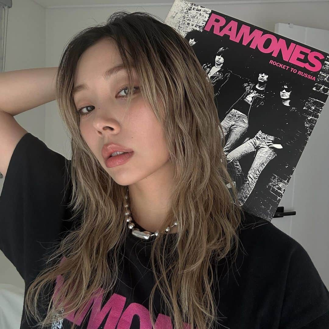 アシュリのインスタグラム：「A vintage shirt @roses_are_rosie bought me in NY and an original 1977 vinyl I found a few days later.. is this fate..?!🚀🤘🏼❤️‍🔥  뉴욕에서 챙이가 사준 빈티지 티.. 그리고 며칠 뒤 아빠랑 찾은 1977년 오리지널 LP.. 이런걸 운명이라고 하나여…? 🌟」