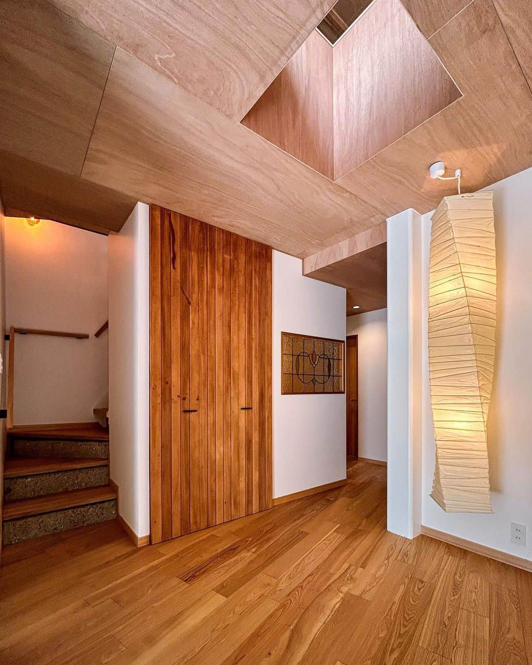一級建築士事務所hausさんのインスタグラム写真 - (一級建築士事務所hausInstagram)「神戸市須磨区re.haus-sy ひとまず荷物がなくなった玄関ホール♪ 天井の四角いくり抜きの上にリビングの小上がりスペースがあります♪  RoomClipも見てね♪ ユーザー名:hausuma  このrehaus-syは私の自宅兼アトリエになります。 完成した暁には事務所はココの一階に移転となり、ショールームとしてオープンなスペースにしたいと思っています♪  □re.haus-sy□ 兵庫県神戸市須磨区 #rehaus_sy  #建築 #建築家 #家づくり #玄関 #工事 #リノベーション #リフォーム #須磨 #須磨浦公園 #インテリアデザイン #神戸 #設計事務所 #リビング #玄関ホール #タモ #引越し #アトリエ #事務所移転 #イサムノグチ #renovation #reform #entrance #livingroom #suma #kobe #instahome #instahouse #roomclip #一級建築士事務所haus」9月12日 13時06分 - hausuma