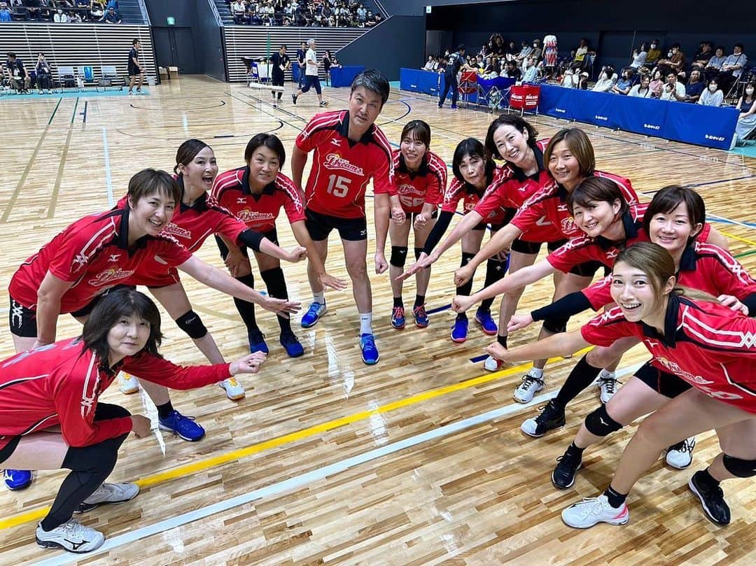 新鍋理沙さんのインスタグラム写真 - (新鍋理沙Instagram)「. 宝くじスポーツフェア はつらつママさんバレーボール IN 福岡県糸島市🏐  とっても綺麗な体育館でした！ 糸島のごはん美味しかった〜☺️💙  次は愛媛🍊🧡  #植田辰哉 さん #江上由美 さん #ヨーコゼッターランド さん #佐伯美香 さん #坂本清美 さん #永富有紀 さん #田中姿子 さん #宝来麻紀子 さん #佐野優子 さん #狩野舞子 さん #佐藤あり紗 さん」9月12日 13時09分 - risa.shinnabe