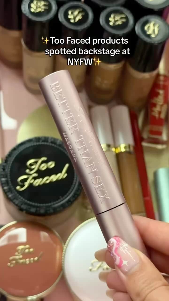 Too Facedのインスタグラム：「Spotted!! 👀✨💖 Some of our fave Too Faced products backstage during #NYFW at the @aliceandolivia show! 🥰 #toofaced #tfcrueltyfree #nyfw2023 #newyorkfashionweek」