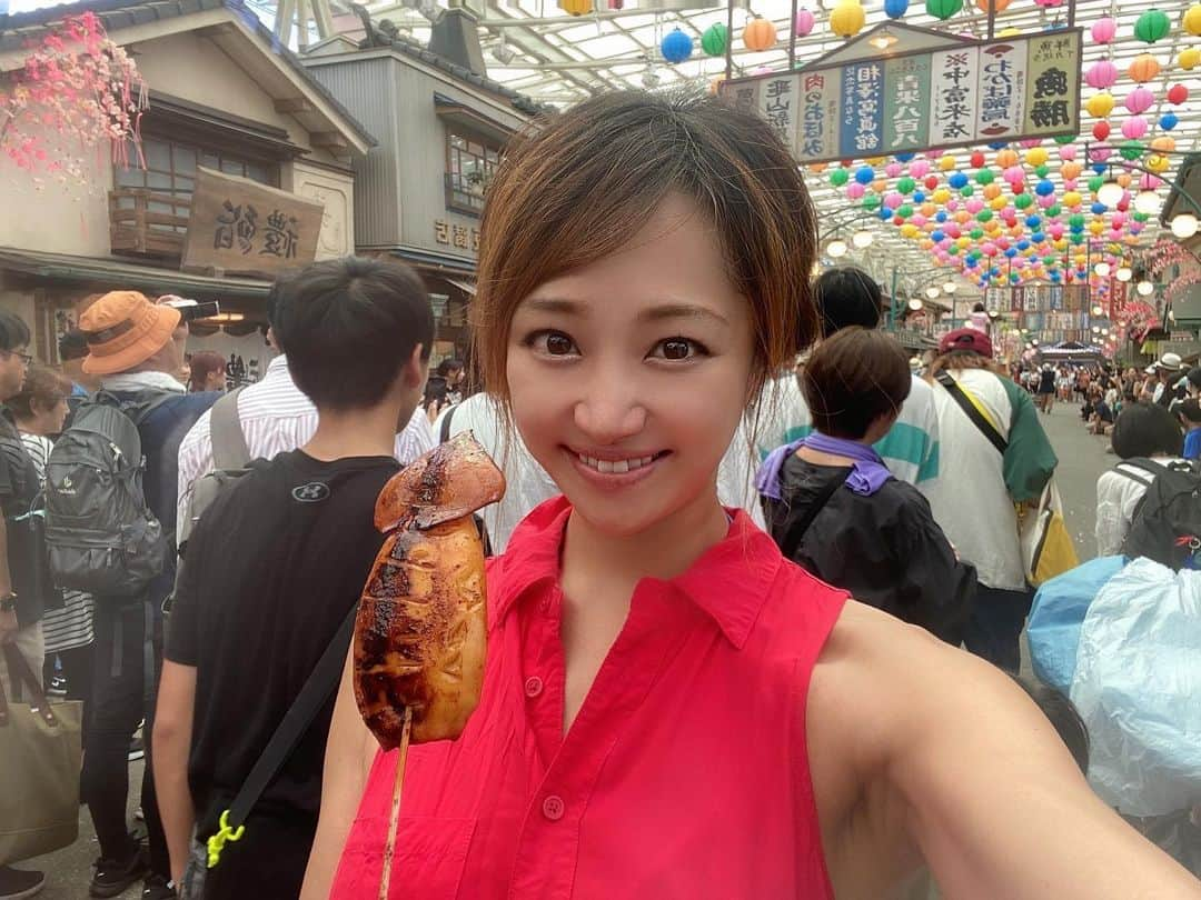 葵ゆりかのインスタグラム：「夏休みの思い出🌻 大好きなお友達と💕  西武園ゆうえんちの大好きなところは、プール以外にも レトロな商店街とか、いくつかのショーとかで賑わっていて 縁日もあったり 一日中お祭りみたいな雰囲気を楽しめるところ💕  プールで遊んでから遊園地に移動して、最後は花火も見れるよ🎆 この日は平日だったけど、休日だともっと大きな花火が上がります✨  来年も行きたいな😍  毎年思うんだけど、こんなに暑いのに プール終わるの早い🥲  #西武園ゆうえんち　#プール　#夏休み　#夏休みの思い出 #summer #夏　#遊園地　#花火　#friends #イカ焼き　#お祭り　#子連れ　#子連れスポット　#ママ　#男の子ママ　#女の子ママ」