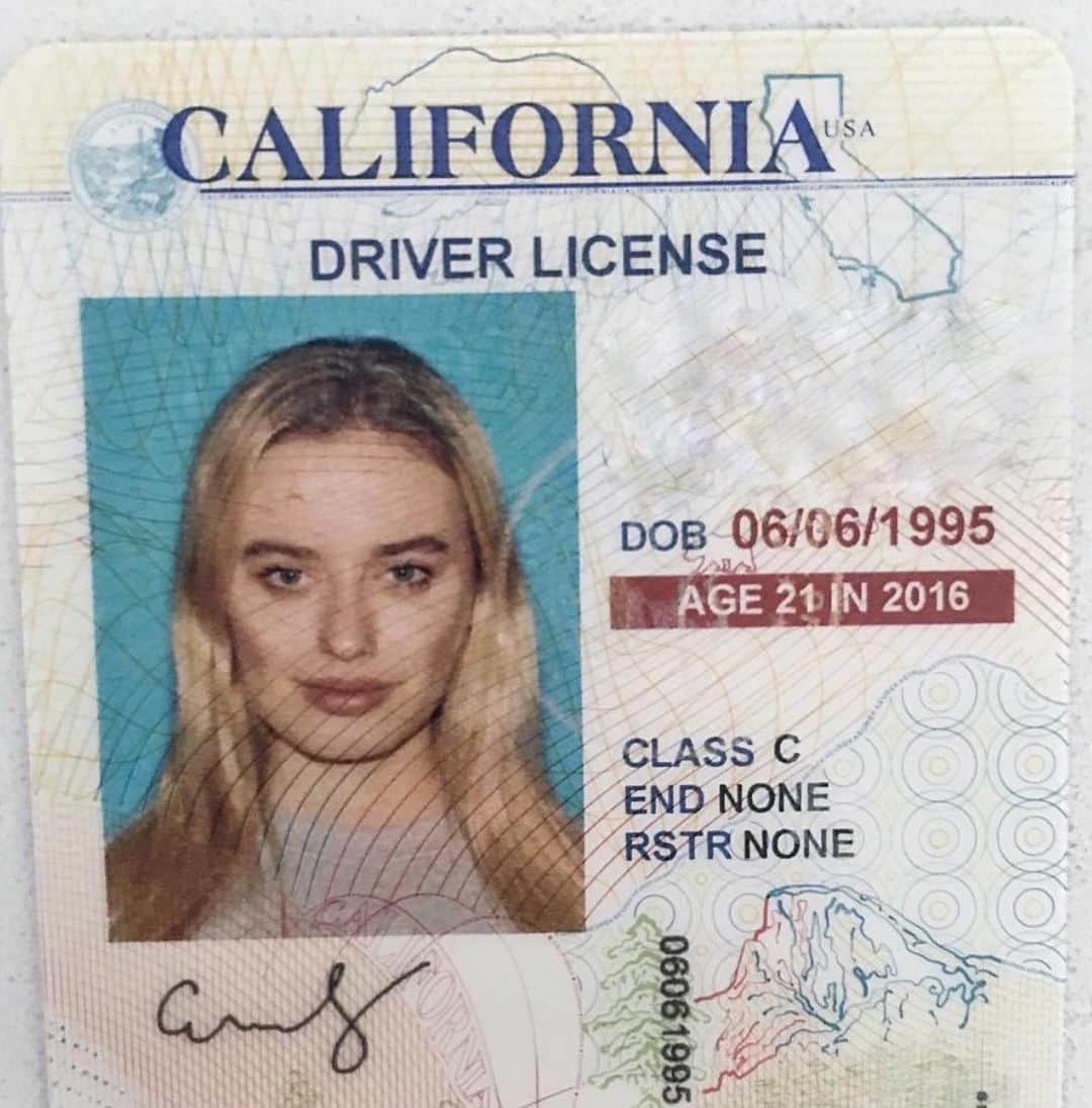 SONYA ESMANさんのインスタグラム写真 - (SONYA ESMANInstagram)「I CAN DRIVE AGAIN! 🤍 my first ever driver’s license i got when i moved to the US on a work visa 7 years ago VS the driver’s license i had to get 2 months ago to transition to a permanent US resident 🥹🚙 (followed my photo ID / passport makeup that i posted to my reels & youtube)」9月12日 11時37分 - sonyaesman