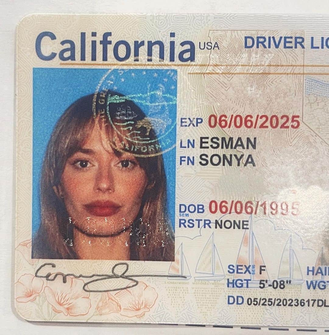 SONYA ESMANのインスタグラム：「I CAN DRIVE AGAIN! 🤍 my first ever driver’s license i got when i moved to the US on a work visa 7 years ago VS the driver’s license i had to get 2 months ago to transition to a permanent US resident 🥹🚙 (followed my photo ID / passport makeup that i posted to my reels & youtube)」