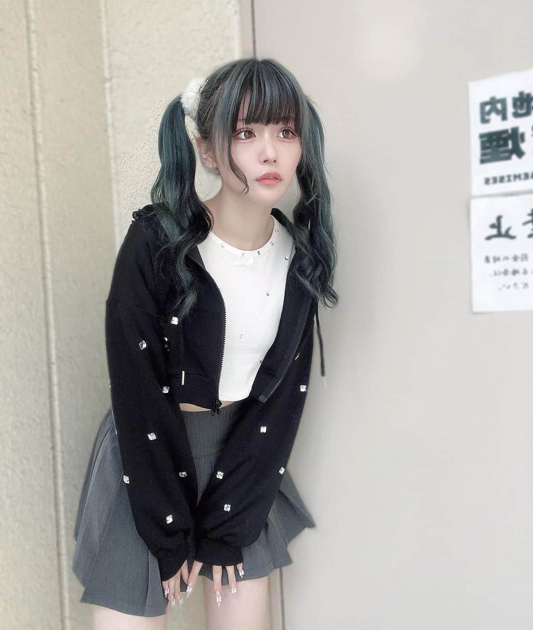 さきちゃんさんのインスタグラム写真 - (さきちゃんInstagram)「へそでてる( ֊ ̫ ֊ ) #ankrouge #アンクルージュ #大宮アルシェ #大宮駅 #大宮 #カジュアルコーデ #ストリートファッション #ストリート #ストリート系女子 #パーカーコーデ #パーカーコーデ #ツインテール #ツインテールアレンジ #地雷系女子 #地雷 #地雷女 #自撮り界隈 #いいね返し #自発ください #ootd #ootdfashion #japanesegirl」9月12日 11時39分 - ankrouge____saki