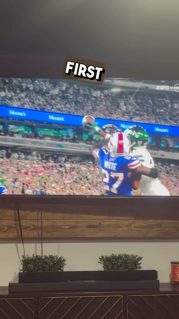 ラッシャッド・ジェニングスのインスタグラム：「Do y’all think this will be the catch of the year after 17 weeks?」