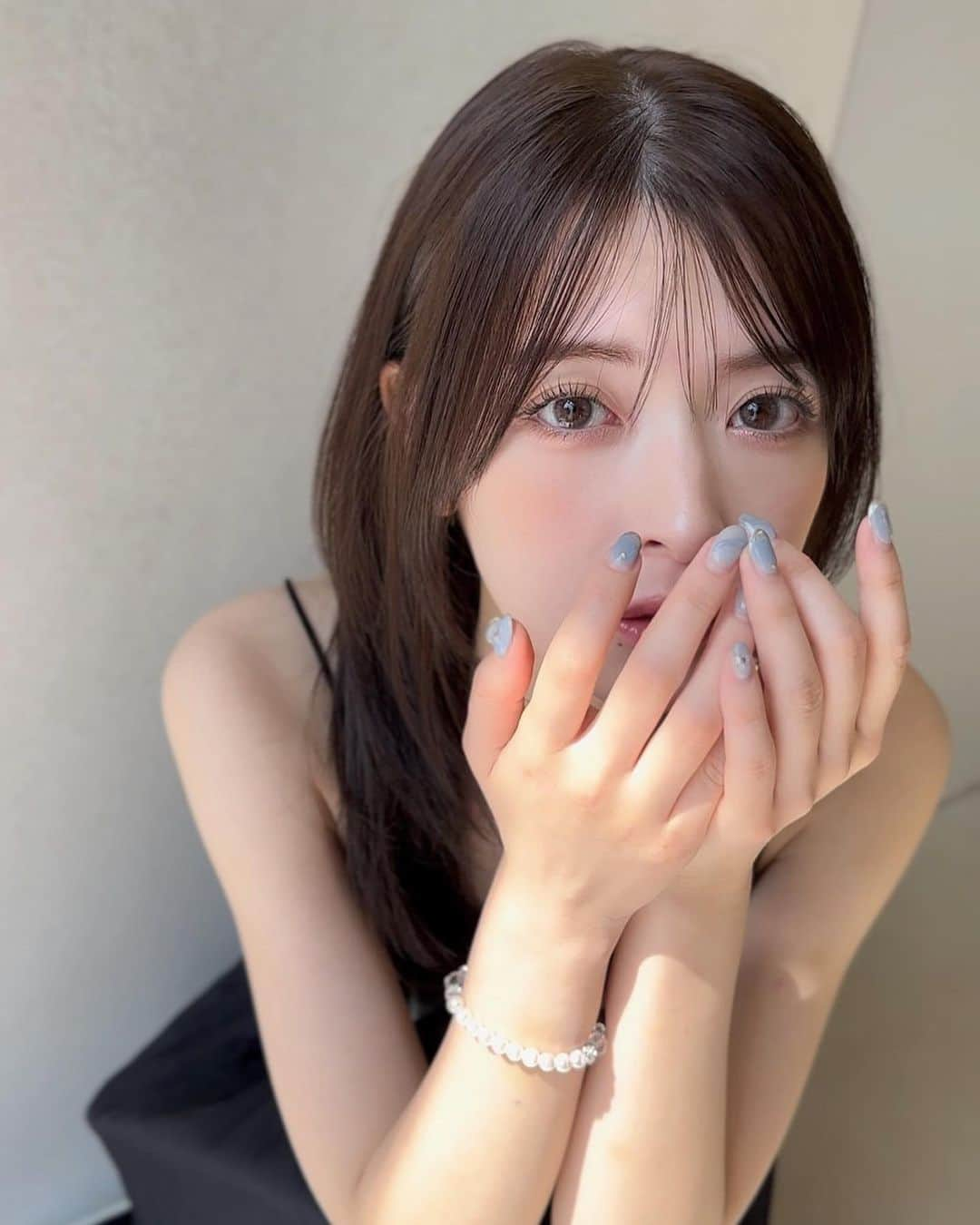 愛内みさのインスタグラム：「・ 久しぶりの葉月ちゃん🫧  先月ですが、お誕生日nailしました☺️  いつもありがとうございます♡♡ 𝐩𝐡𝐨𝐭𝐨 𝐛𝐲 @82ki_82ki   ୨୧┈┈┈┈┈┈┈┈┈┈┈┈┈┈┈┈┈┈┈┈┈┈┈  中目黒駅から徒歩2分『chico nail』  【営業時間】  平日 10:30〜21:00 土日祝 11:00〜19:00  【ご予約・お問い合わせ】 ▫︎LINE @chiconail  〒153-0051 東京都目黒区上目黒2-13-6 神田屋ビル402   design account @chiconail_0331   ୨୧┈┈┈┈┈┈┈┈┈┈┈┈┈┈┈┈┈┈┈┈┈┈┈  chico nailはこんな方におすすめ  ▪︎個室のプライベート空間でネイルを楽しみたい  ▪︎丁寧なケアでもちのよいジェルネイルを  ▪︎上品と可愛いを両方とりいれたい  ▪︎淡いカラーがすき  ▪︎デザインやカラーを一緒に考えて欲しい、お任せしたい  ▪︎周りを気にせずお喋りしたい  ▪︎施術中は映画やドラマをみてゆっくり過ごしたい (Netflix、Amazon primeなど完備☺︎)  一人一人に寄り添って 丁寧に施術いたします☺️  持ち込みデザインは内容によって 料金と施術時間が変わります。 ご予約、ご相談はお気軽にLINEからお問い合わせください☺︎  ･─･･─･･─･･─･･─･･─･･─･─･･─･･─･─･･─･  #ハートネイル#ガラスフレンチネイル#オフィスネイル#きれいめネイル#上品ネイル#オフィスネイル#シンプルネイル#ちゅるんネイル#ブライダルネイル#大人可愛い憧れネイル#中目黒ネイルサロンchiconail#チコネイル#中目黒ネイル#目黒ネイル#パラジェル#中目黒#目黒#目黒ネイル#プライベートサロン#大人コーデ#ショートネイル#パラジェル登録サロン#ネイルブック#nailbook#네일스타그램#네일」