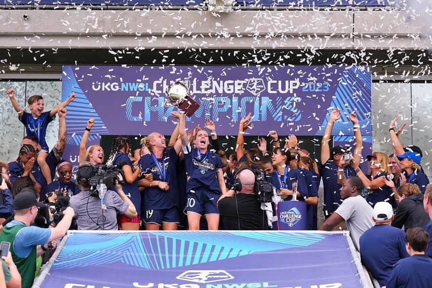 三浦成美のインスタグラム：「Champion🏆 Best moment. Thank you for everything! Love you guys 💙  カップ戦優勝！ みんなに感謝！  #nccourage  #nwsl #2more🏆🏆」