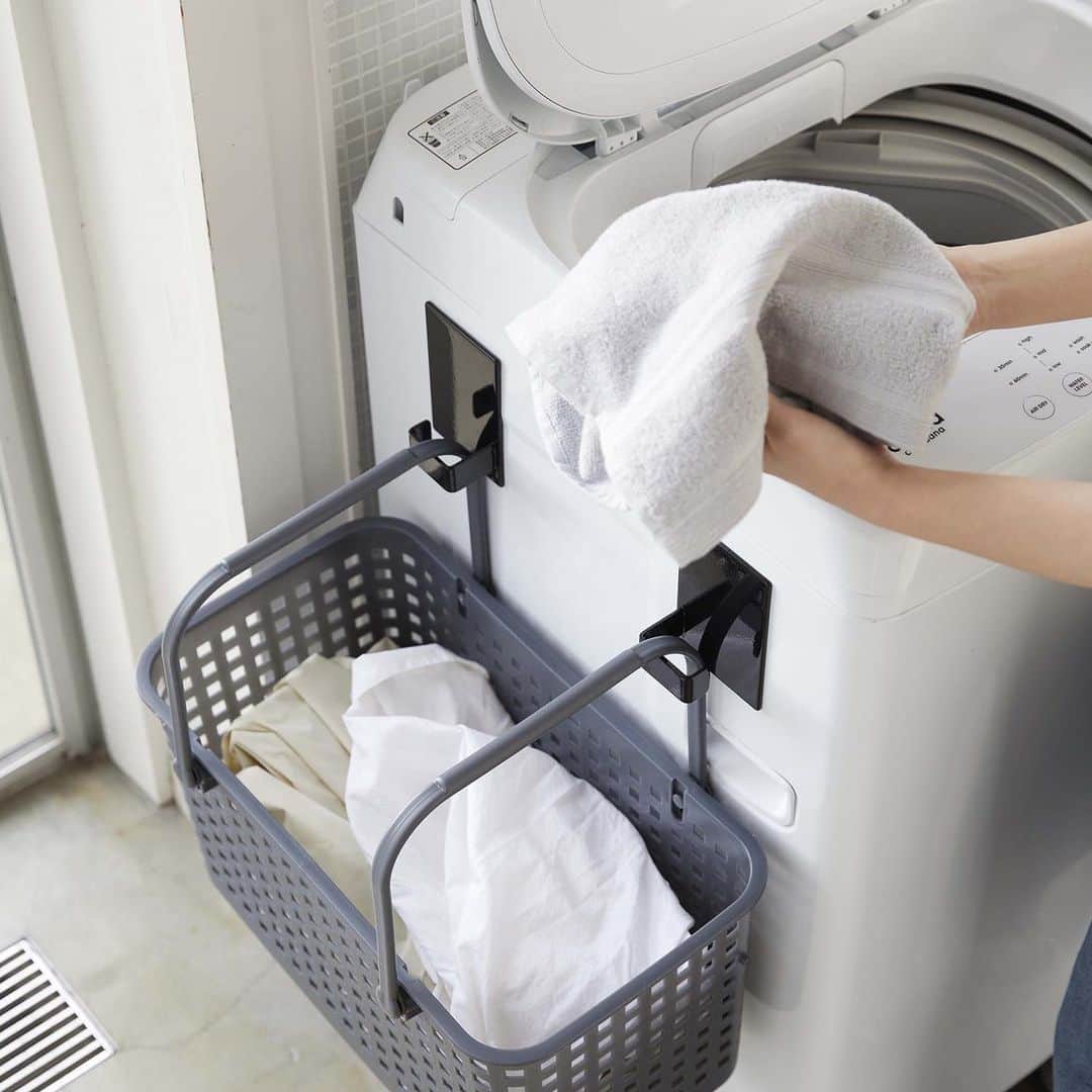 yamazaki_japanさんのインスタグラム写真 - (yamazaki_japanInstagram)「洗濯かごって意外と場所を取りませんか？そんな時はコレ！洗濯かごを浮かせて収納できる「マグネットランドリーバスケットホルダー タワー 2個組」をおすすめします。  マグネットが付く洗濯機の前や横に、ホルダーをペタッと取り付けて設置完了。あとはご自宅の洗濯かごの持ち手部分をホルダーのフックに引っ掛けるだけで浮かせて収納できます。床に直置きしないので、お掃除の時もラクラク！ 手に取りやすい位置に取り付けできるから、洗濯物を出し入れするときの腰の負担も軽減されるのもうれしいポイントです。  また、ホルダーの取り付ける向きを横向きに変えれば、ピンチハンガーや取っ手の短いハンドバック型の洗濯かごも収納可能。単品使いもできるので、スプレーフックや衣類ハンガーホルダーとしても便利にお使いいただけます。  ■SIZE：約W8×D4.3×H12cm(1個あたり) ■耐荷重：約3kg（2個同時使用） ※その他詳細スペックは画像のリンク先からご確認ください。  --------------------------------- 山崎実業のコラムサイト「Simple Life Lab.」も運営中◎ 暮らしのアイデアや、漫画ヤマクマちゃんなど様々なコンテンツが掲載されています。 是非ご覧ください。 https://lab.yamajitsu.co.jp/ ---------------------------------  #home #tower #タワー #マグネットランドリーバスケットホルダータワー2個組 #マグネットランドリーバスケットホルダー #ランドリーバスケットホルダー #ランドリーバスケット #ランドリー #ランドリー収納 #ランドリールーム #洗濯かご #洗濯 #洗濯物 #ハンガー収納 #ボトルホルダー #浮かせる収納 #マグネット収納 #引っ掛け収納 #丁寧な暮らし #シンプルライフ #おうち #シンプル #便利 #おしゃれ #雑貨 #yamazaki #山崎実業 #ヤマジツ」9月12日 12時01分 - yamazaki.home.channel