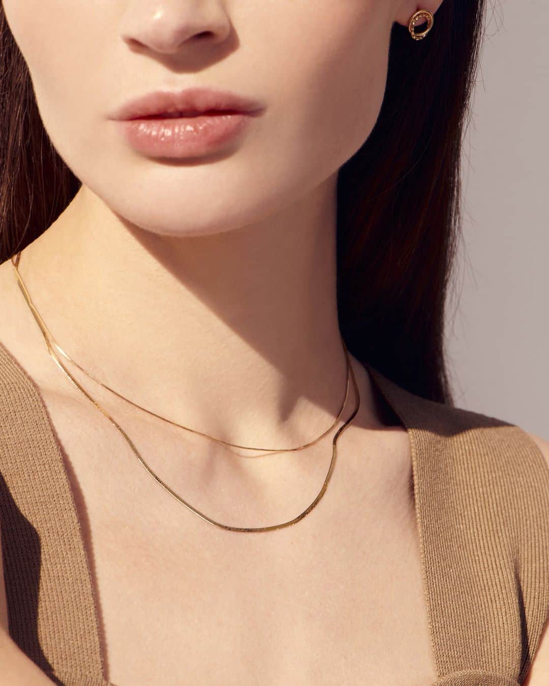 MARIHA Official Instagramさんのインスタグラム写真 - (MARIHA Official InstagramInstagram)「. 幾多の神話に登場する蛇の高貴な姿に想いを馳せてデザインされた、「Serpentine」シリーズのネックレス。煌めきや長さの異なる同シリーズのネックレスを２つ重ね着けしたスタイリングは、首元から深みのあるニュアンスを醸し出し、ハッとする魅力を授けます。  #mariha #jewelry #essentials #ネックレス #K18ジュエリー #マリハ #mariha伊勢丹新宿店 #mariha阪急うめだ本店」9月12日 12時00分 - mariha_official