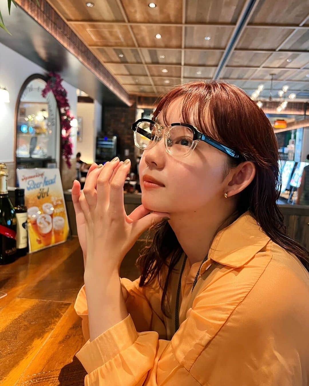 JINS公式のインスタグラム：「ファッション×アイウエア”の旬なルックを提案するJINS OUTFITで、メガネの着こなしをチェック。  とみいさん @_miyutomii88  ■styling■ カジュアルな服には黒縁メガネを。 どんな色の服でも似合うから、オレンジの服でも相性抜群。  着用品番：　URF-23A-063 294 ※在庫状況は店舗により異なります。  【JINS OUTFIT】アイウエアという呼び名のように、メガネは着こなすもの。旬のファッションに。その日の着こなしに。そのときの気分に。あわせやすいのはどんなメガネだろう。あわせたいのはどんな一本だろう。 さぁ、そのシーズンの着こなしにコーディネートする、そのシーズンのアイウエアを。ファッションから見つける、選ぶ、そんな新しいアイウエアの買い方を、JINSから。  #JINS  #ジンズ  #jinsoutfit  #眼鏡  #着こなすメガネ  #jinstoday   【着用ブランド・コスメブランド】 #used #hey #cene #delife  @usedo_style @hayjapan @cene_316l @delife.leather」