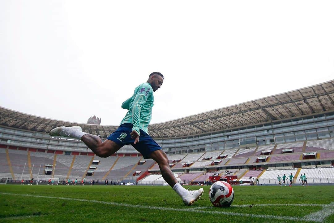 サッカー ブラジル代表チームさんのインスタグラム写真 - (サッカー ブラジル代表チームInstagram)「A Seleção Brasileira Masculina de Futebol realizou nesta segunda-feira (11), o último treino antes da partida contra o Peru, pela segunda rodada das Eliminatórias da Copa do Mundo 2026. No Estádio Nacional de Lima, palco do confronto, o técnico Fernando Diniz fez os ajustes finais na equipe. 📸: @foto_vitorsilva」9月12日 12時00分 - cbf_futebol