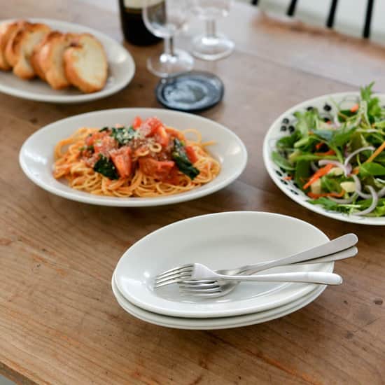 北欧、暮らしの道具店さんのインスタグラム写真 - (北欧、暮らしの道具店Instagram)「どんな料理も美味しそうに見える！レストランでも使われている「チボリ」のオーバルプレート . - - - - - - - - - - - - - - - - -   イタリアのレストランやバールでよく使われている、 プロユースの食器メーカー・サタルニア社。  サタルニア社の中でも定番の 「チボリ」のオーバルプレートは 当店でも人気なアイテム。  ちょっと無骨で真っ白なフォルムで、 飽きのこないシンプルさが特徴です。  パスタやサラダを盛り付ければ まるでレストランのような雰囲気が簡単に。  ほどよい深さがあるので、 コーンスープやミネストローネなどの スープも盛り付けられます。  業務用だから、作りが頑丈なのもうれしいポイント◎ しっかりした厚みで、 欠けてしまいそうな心配なく、 安心して扱えますよ。  厚みがしっかりあるのに、 収納棚に重ねるとしっかりコンパクトに。 この佇まいも、頼もしさが出ていて かっこいいんです。  一方その分、裏面のロゴマークの印字がかすれていたり ばらつきがあったりと、作りがおおらかな一面も。 そんなぶっきらぼうなところも、 外国を感じられて魅力を感じます。  普段と同じメニューでも このお皿に盛り付けるだけで、 なんだかカフェに来たような 気分にしてくれますよ。 . ーーー 掲載のアイテムはこちら▼ ーーー . ☑︎saturnia/tivoli/チボリ/オーバルプレート（18cm・25cm） . ▶︎ プロフィールのリンクから、お値段・サイズなど詳しい情報をご覧いただけますよ。→@hokuoh_kurashi . 🎁「クラシ手帳2024」プレゼントキャンペーン実施中！お買いものいただいた方に、当店オリジナルの手帳を無料でお届けいたします。 . #saturnia#tivoli#チボリ#オーバルプレート#お皿 #kitchen#kitchendesign#kitchenware#food#foodstagram #キッチン#キッチン雑貨#台所#ごはん#朝ごはん #ランチ#夜ごはん#ディナー#料理#シンプル #シンプルライフ#シンプルデザイン#暮らしを楽しむ#日々の暮らし #北欧#暮らし#北欧暮らしの道具店」9月12日 12時00分 - hokuoh_kurashi