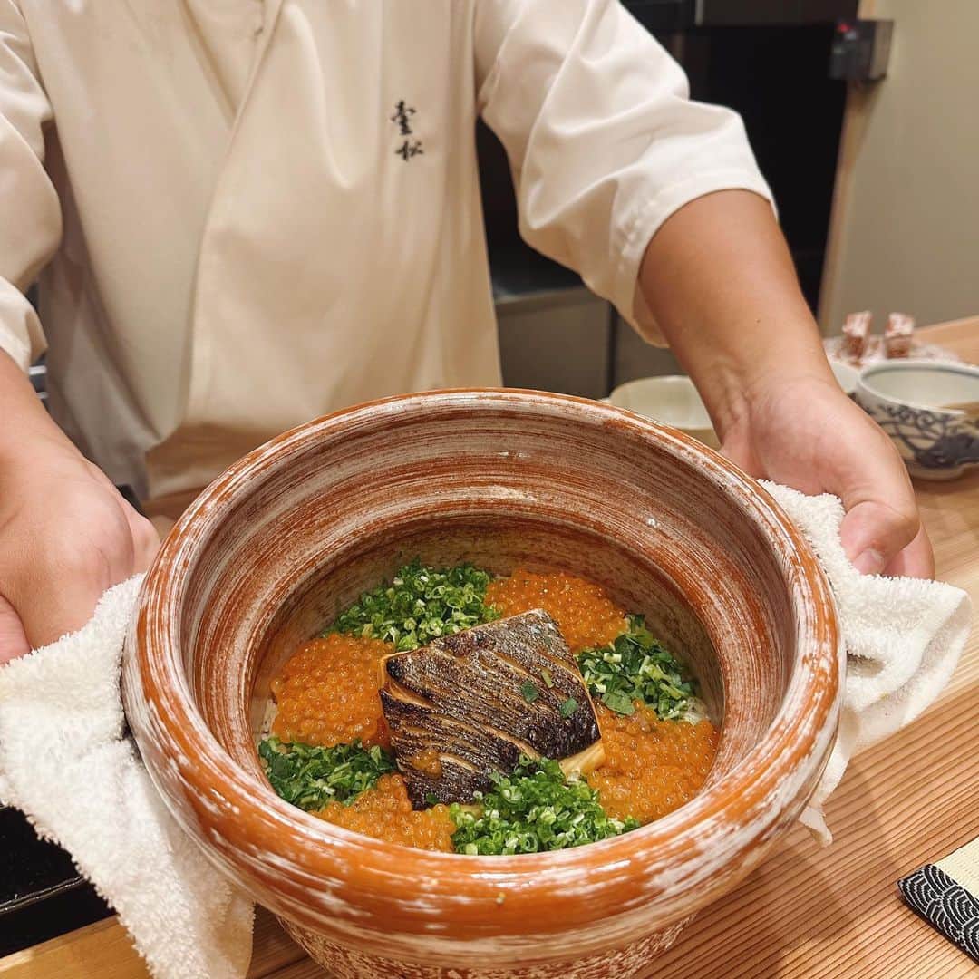 福井千佳のインスタグラム：「. . . ご紹介がスイーツばかりなので、 たまには美味しかったご飯をば🍴 . . @kitashinchi_ichimatsu  . 急な階段を登った先の、至福、口福。 . . 全てのお料理が美味しくて 幸せだったんですが、 . 土佐赤牛のさっぱり感たるや。 こりゃ飽きない、もたれない。 人生初、鯨のすき焼きは 臭み全く無いん！？ってただただ驚き。 . 秋鮭といくらの炊き込みご飯なんて 美味しすぎて衝撃で お持ち帰りのおにぎりにまで していただいた😚🫶 . . 美味しい食事とお酒、楽しい会話は 世界を救うぜ。 . . . さ、さ、さ、さ、 今日も頑張ろうー！楽しもう🫶 . . #北新地壹松#北新地グルメ#永楽通り#関西グルメ#日本料理#大阪グルメ」