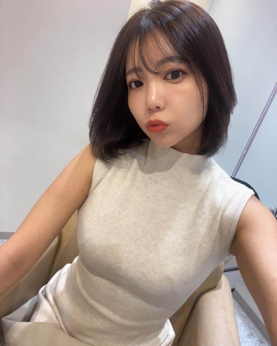 のインスタグラム：「またショートに戻りました❤︎ サラツヤヘアー💇🏻‍♀️  銀座アンククロス めいさんありがとうございます😘  @mei_no_insta0731  @ankhcross__official」