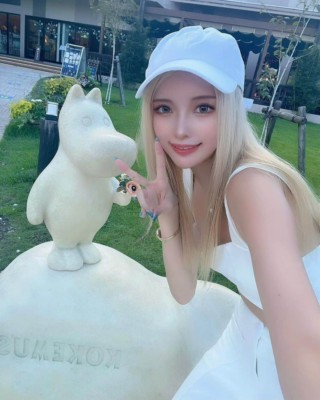 あしすぱのインスタグラム：「MOOMIN🤍  #ムーミンパーク #ムーミン #夏 #夏コーデ #ホワイトコーデ #夏の思い出 #スナフキンごめん #moominvalley #moominpark #moomins #summer #japanesegirl #japanese」