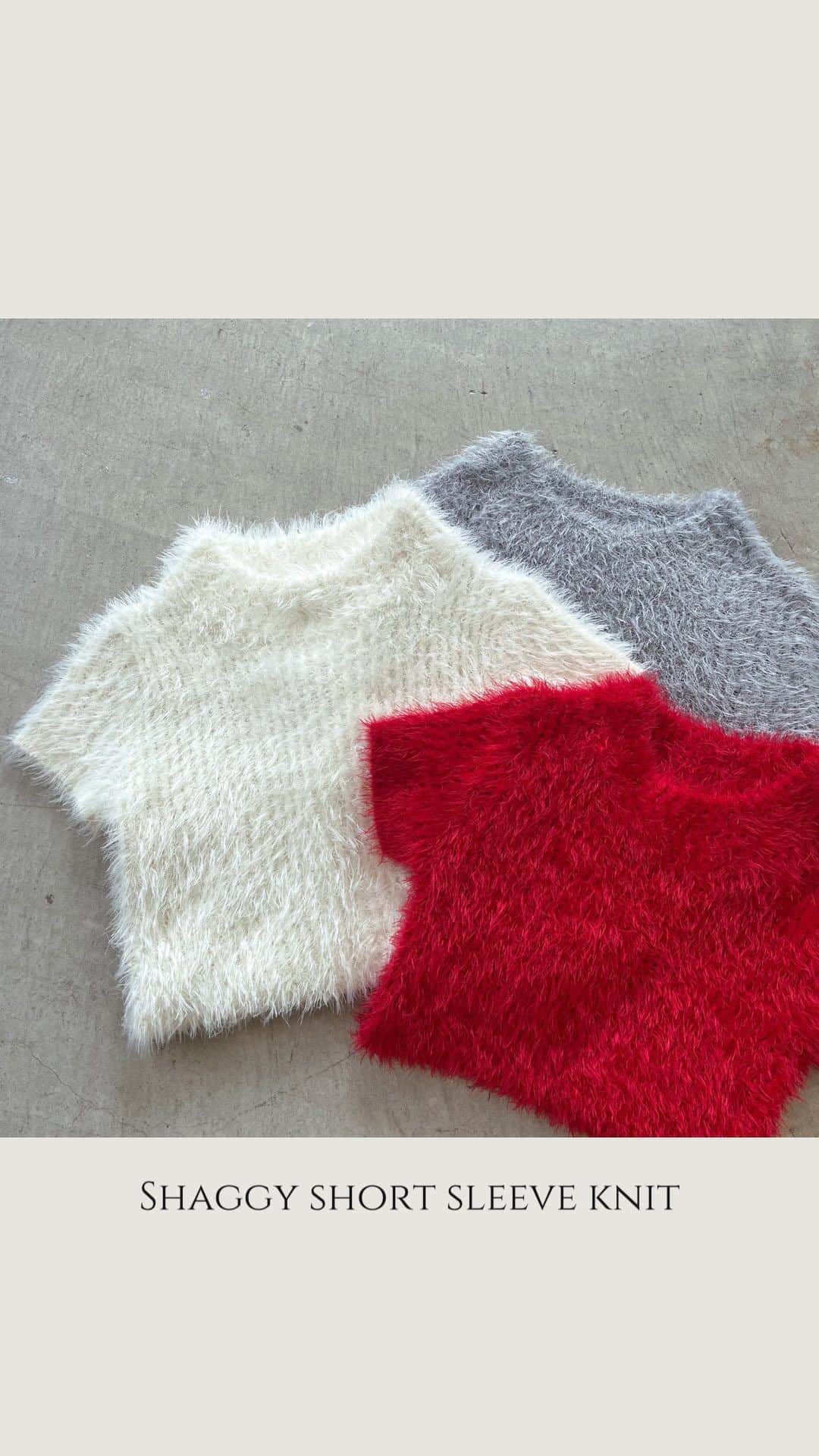デュラスアンビエントのインスタグラム：「#シャギーショートスリーブニット <White, Ivory, Red, Gray, Black> 【9/13(WED)20:00-】  思わず触りたくなる、愛らしいシャギーニット。  フィット感のある着心地で、毛足の長いシャギーがふんわりとボディラインを包みます。  実りの鮮やかさが冴えるレッドを差し色に迎えた、大人可愛い５色展開。  ＿＿＿＿＿＿＿＿＿＿＿ ✔︎ @ambient_styling #AMBIENT #ambient_official #ambientstyle #アンビエント #23aw #シャギーニット」