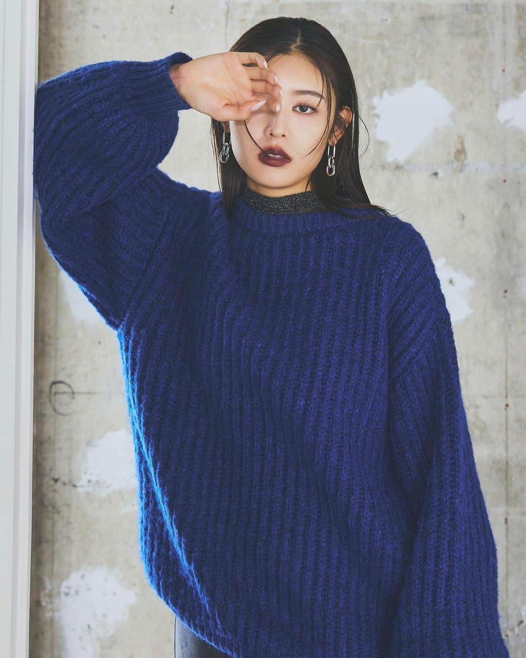 MURUAさんのインスタグラム写真 - (MURUAInstagram)「✔︎ AUTUMN COLLECTION feat.SEIKA FURUHATA Vol.2  ━━━━━━━━━━━━━━━━━━━━━━━━━━━━  古畑星夏さん @starandsummer を起用した MURUA AUTUMUN COLLECTION Vol.2 WEBカタロクが公開中！  第二弾のWEBカタログでは、MURUAらしい柄やカラー遣いが 目を惹くスタイリングが満載です。  毎年アップデートしているムートンコートや、 クールなジャケットセットアップ等、秋冬が待ち遠しくなること 間違いなしのマストバイアイテムを中心に新作アイテムを展開します。  第一弾に引き続き、 古畑星夏さんとMURUAの魅力溢れるカタログとなっております。  WEBカタログは @murua_official のTOPの URLからチェック♡  ━━━━━━━━━━━━━━━━━━━━━━━━━━━━  画像着用アイテム #モヘヤ混クルーネックニット IVO.GRN.BLU #ラメシアートップス BLK.YEL.BLU.SLV #ベーシックフレアパンツ GRY.BLK.MSTD  #murua #murua_snap #fashion #fashionista #coordinate #ootd #ootdfashion #ファッション #コーディネート #今日のコーデ #ムルーア #モード #モード系 #モード系女子 #モード系ファッション #カジュアルコーデ #大人カジュアル #カラーコーデ #ブラックコーデ#セットアップ #デニムジャケット #秋コーデ #古畑星夏 さん」9月12日 12時03分 - murua_official