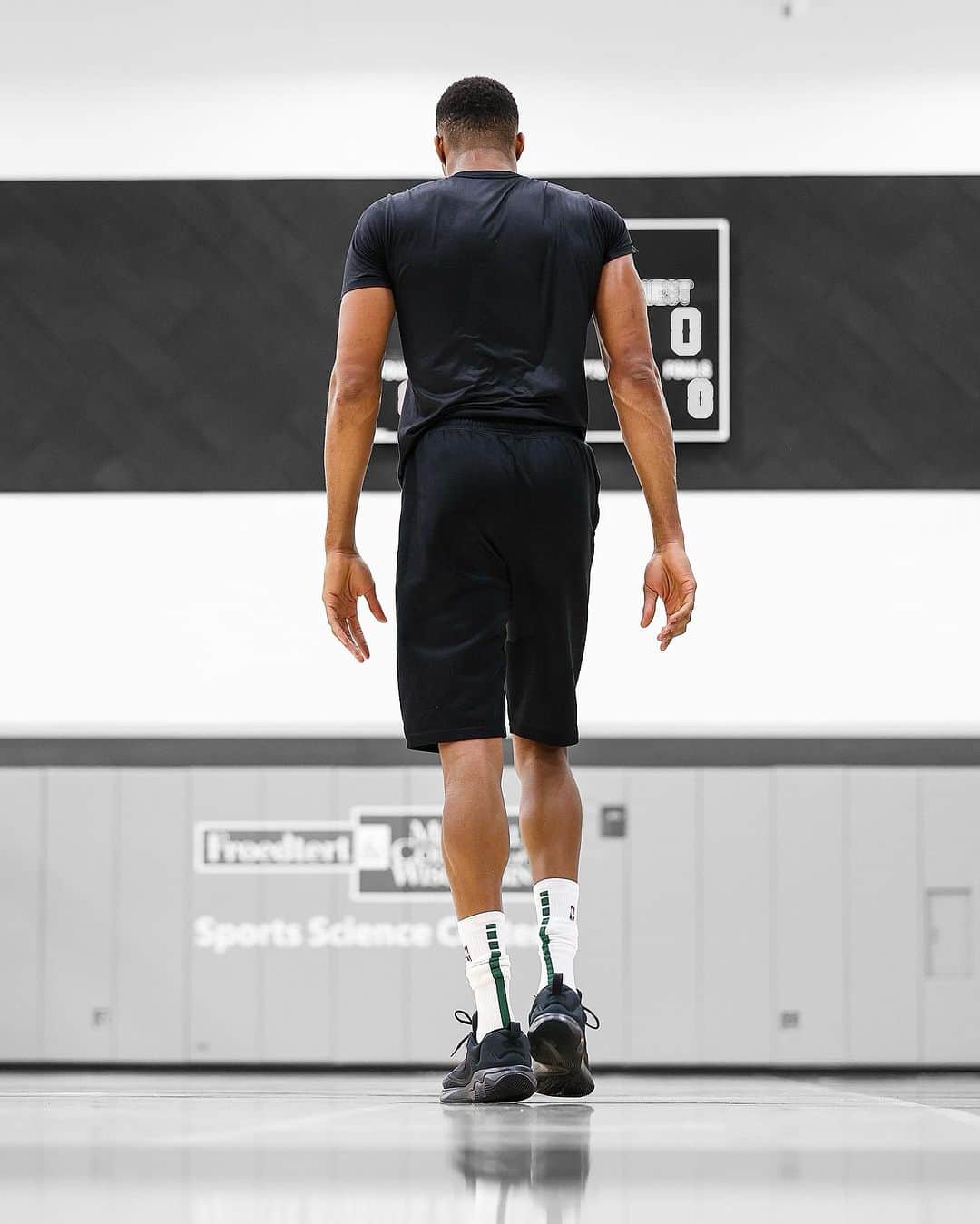 のインスタグラム：「Quietly grinding all summer 🐺」