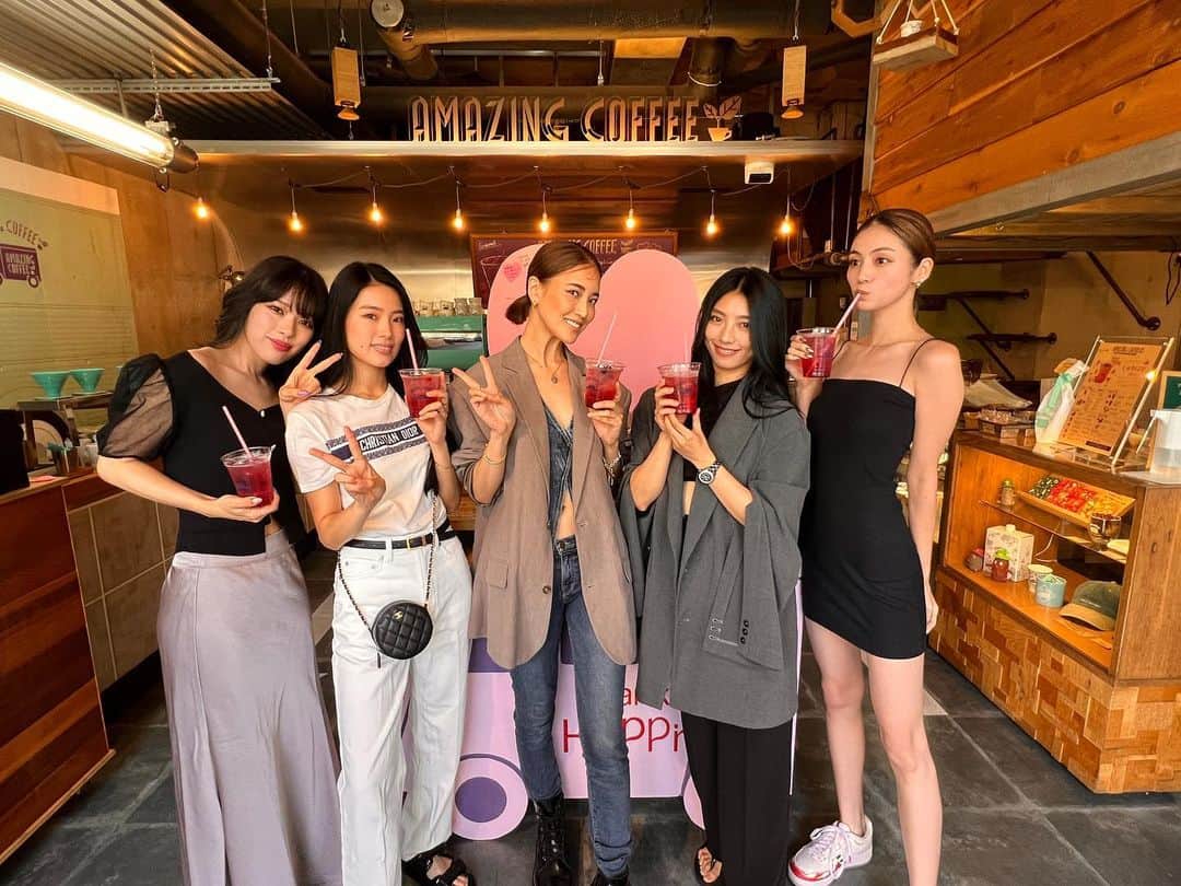 SAYAKAのインスタグラム：「Happiness× @amazing_coffee_official   #しゅわはぴ #はぴくっきー #はっぴーず  9/12〜9/26まで コラボさせて頂きます♡  たくさん行ってね😎♡」