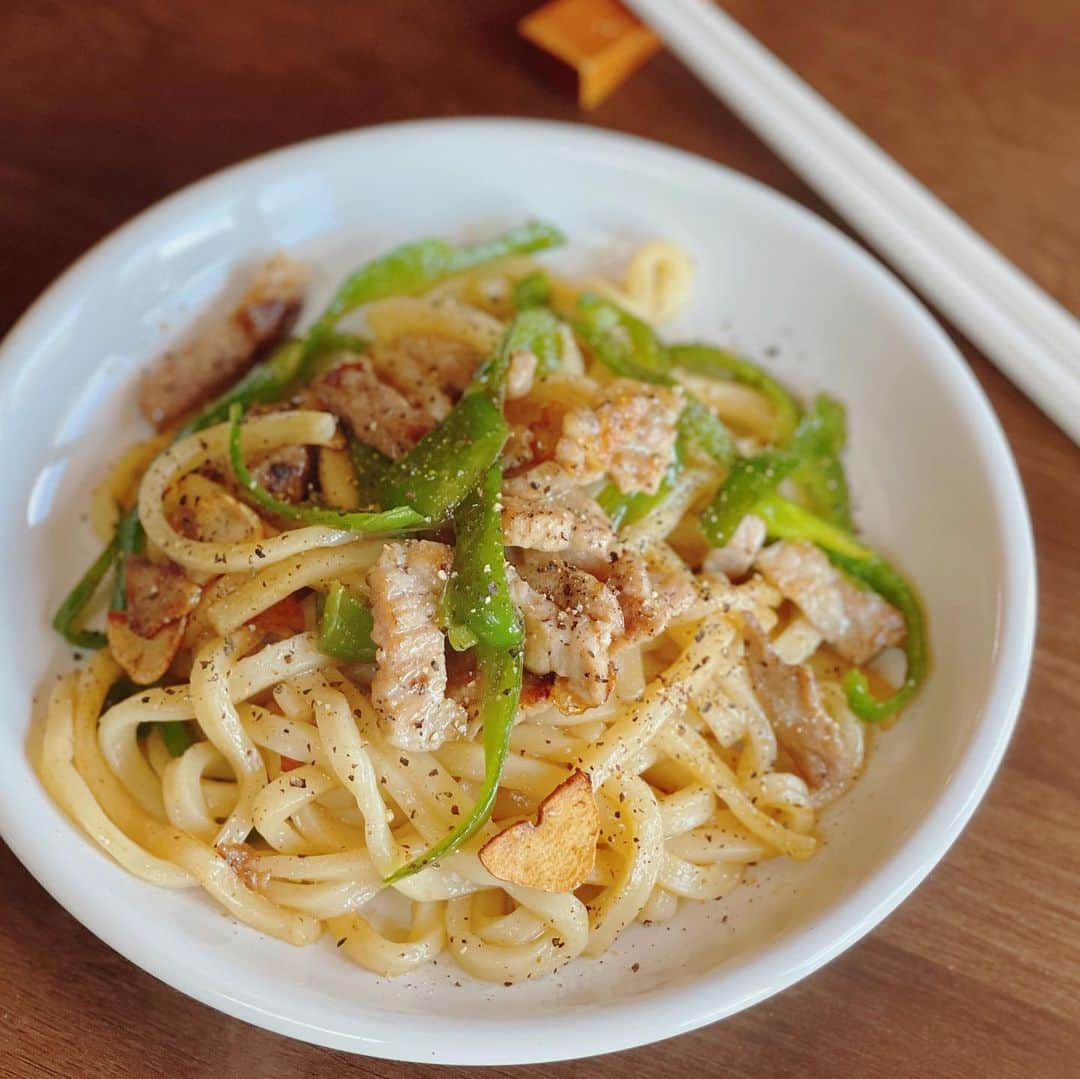 ゆうきのインスタグラム：「豚肉とピーマンのガーリック焼うどん🧄🫑 香ばししょうゆと、もちもちうどんが最高です👍  ✏︎レシピ⬇︎ 〜豚ピーマンのガーリック焼うどん〜 【材料（2人分）】 ・冷凍うどん……2玉 ・豚スライス肉……120g → 細めに切る ・ピーマン……2個 → 細めに切る ・粗挽き黒胡椒……適量 a. サラダ油……大さじ1杯 a. にんにく……1かけ → 芽を取り除きスライスする b. 鶏がらスープの素……小さじ2/3杯ほど b.しょうゆ……小さじ2杯  【作り方】 1. 冷凍うどんは、表記の時間レンジで温める。  2. 中火で温めたフライパンに（a）を入れて炒め、香りがたったら豚肉を入れて炒める。 豚肉に火が通ったら、ピーマンを加えて炒め合わせる。  3. ピーマンが馴染んできたら、うどんも加えて炒める。焼き色が付いてきたら（b）を入れて炒め合わせ、全体に馴染んだら器に盛り付けて粗挽き黒胡椒をかけて完成。 ・ ・ ・  #おうちごはん#お昼ごはん#昼ご飯#うどん#焼うどん#レシピ#簡単レシピ#おうちカフェ#スタミナ#マカロニメイト#フーディーテーブル #lunch#japanesefood#foodpic」