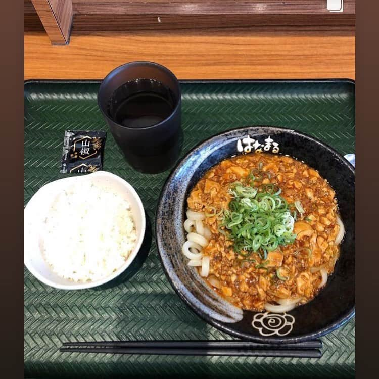 はなまるうどんさんのインスタグラム写真 - (はなまるうどんInstagram)「Repost @rosy_mumu_red   今回はラーメンでなくうどんです🌶️  「はなまるうどん」から麻婆系のうどんが出たというので早速行って来ました！  「まろやか麻婆」と「痺辛麻婆」の2種類あり、もちろん痺辛をオーダー✨✨ どちらもおともごはん(小ライス)付きなのが素晴らしい🍚✨  最初はうどんに麻婆ってどうなんだろう？と思ったけど、はなまるならではの太いもちもちの麺にしっかり絡んでめちゃくちゃ合いました👍✨✨ 麻婆豆腐そのものも美味しかったし😋  最初の時点で辛さも痺れも感じましたが、別で渡された山椒をかけて更に痺辛に🔥🌶️  かなり痺れます🔥💦 辛さよりも痺れの方が強いかも。 食べ終わった後もずっと舌にビリビリ痺れが残るので、はなまるにしては攻めてる方ではないかと思います⚡️⚡️  最後は余った麻婆をごはんにかけて、思いっきりかき込みました✨✨ うどんとごはん、２度楽しめて最高😋♪  元々ここのうどんは好きだったけど、これを食べて益々ハマりました✨✨  期間限定で、もしかしたら店舗も限定かもしれませんが、一度は食べてみる事をオススメします😆🔥！！  #激辛#激辛大好き#激辛好きな人と繋がりたい#辛い物#辛い物大好き#辛い物好きな人と繋がりたい#痺辛#痺辛麻婆うどん#はなまるうどん#期間限定#辛いうどん#麻婆うどん#意外と合う#また食べたい#多摩センター#多摩センターランチ  ----------  「はなまるうどん」をご利用いただきありがとうございます😊 完璧なレポートです👏 私からの説明は不要ですね😄 次のレポートも楽しみにしています😁  皆さんからの #はなまるうどん の投稿お待ちしております！ 素敵な投稿を定期的にご紹介していきます！」9月12日 12時16分 - hanamaru_udon