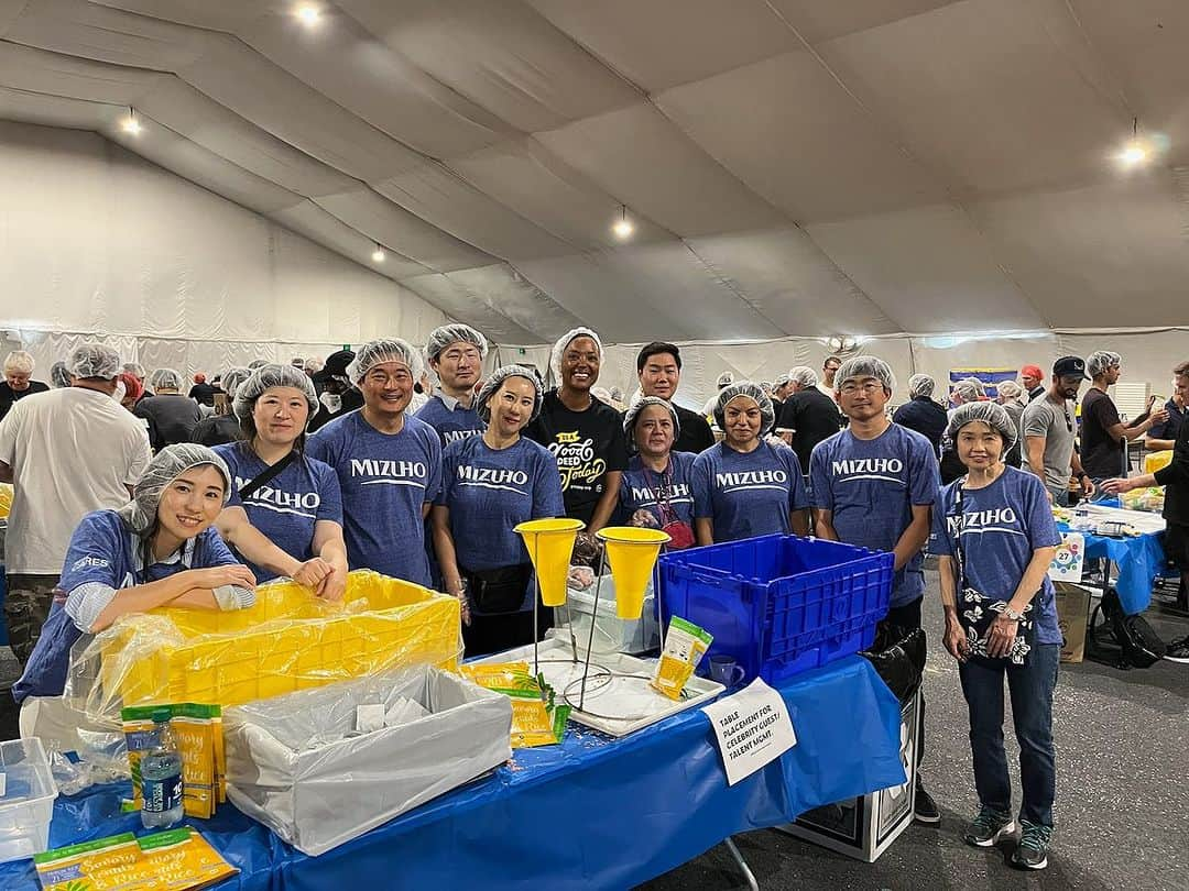 アイシャ・タイラーさんのインスタグラム写真 - (アイシャ・タイラーInstagram)「So honored and grateful to have spent the day packing meals for those in need alongside the great volunteers at @911day. At 18 locations like this one around the nation volunteers packed more than SIX MILLION MEALS in a single day! Huge thanks to the lovely Mizuho team who let me join their table and put up with my clumsiness! If you want to learn more about the work the 9/11 Day organization does on 9/11 and year round, visit 911day.org. Giving back on 9/11 helps turn a day of tragedy into a day of hope and honors those we lost with compassion and kindness. ♥️🇺🇸」9月12日 12時17分 - aishatyler