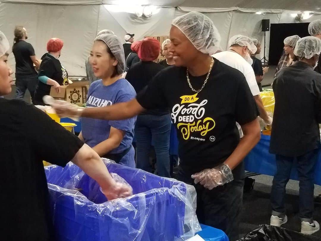 アイシャ・タイラーさんのインスタグラム写真 - (アイシャ・タイラーInstagram)「So honored and grateful to have spent the day packing meals for those in need alongside the great volunteers at @911day. At 18 locations like this one around the nation volunteers packed more than SIX MILLION MEALS in a single day! Huge thanks to the lovely Mizuho team who let me join their table and put up with my clumsiness! If you want to learn more about the work the 9/11 Day organization does on 9/11 and year round, visit 911day.org. Giving back on 9/11 helps turn a day of tragedy into a day of hope and honors those we lost with compassion and kindness. ♥️🇺🇸」9月12日 12時17分 - aishatyler