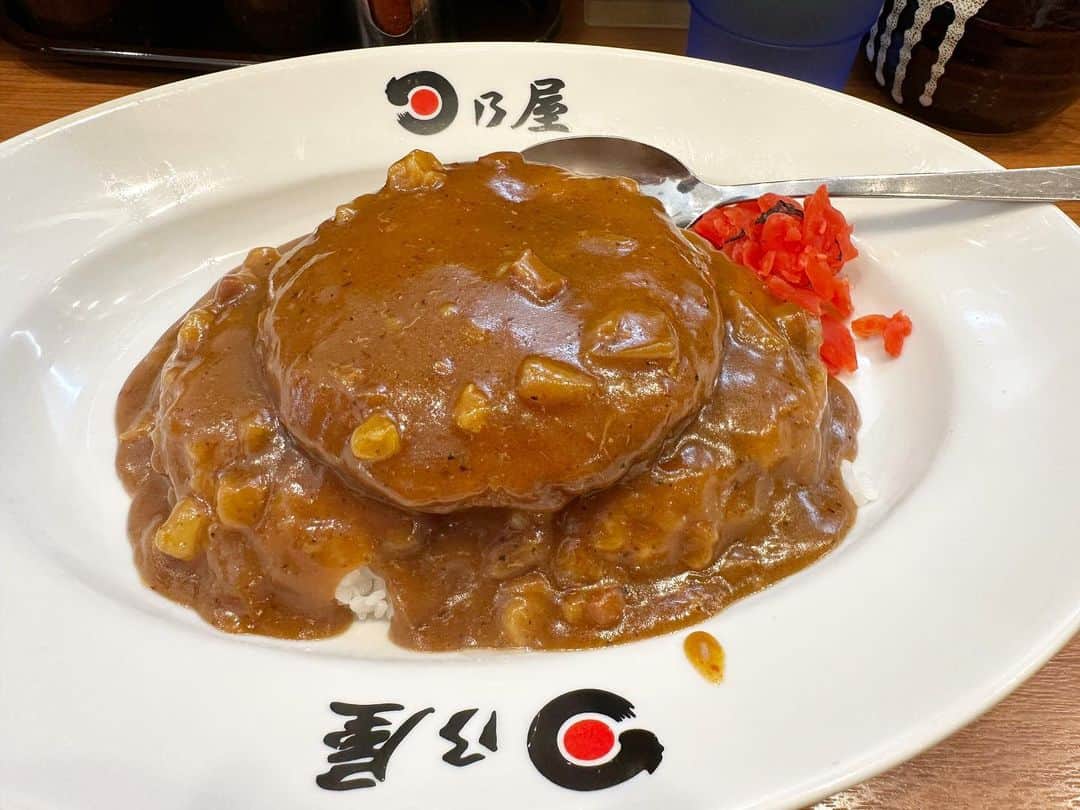 のインスタグラム：「今日のランチは、メンチカツカレー（7分盛り）🍛 日乃屋は以前勤めていた会社の近くにもあって、その頃からのファン😁千葉にも店舗があるし移転先の近くにもあるみたいだから、引き続きお世話になります。  #ランチ #今日のランチ #カレー #メンチカツカレー #日乃屋 #日乃屋カレー」